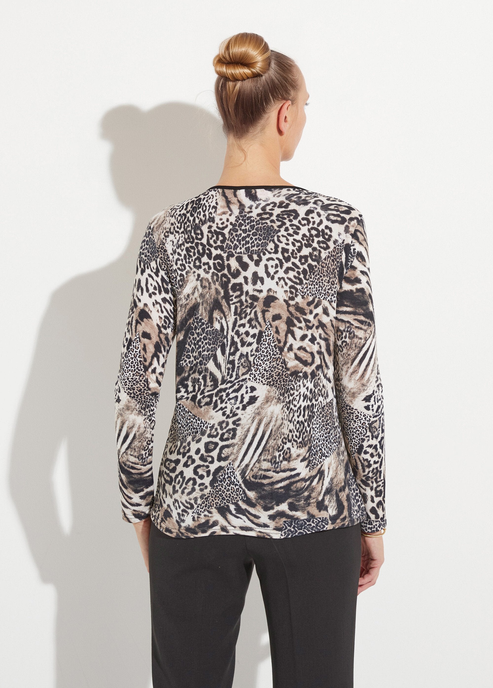 T-shirt_girocollo_con_stampa_patchwork_in_pelle_animale_Beige_et_noir_DO1_slim