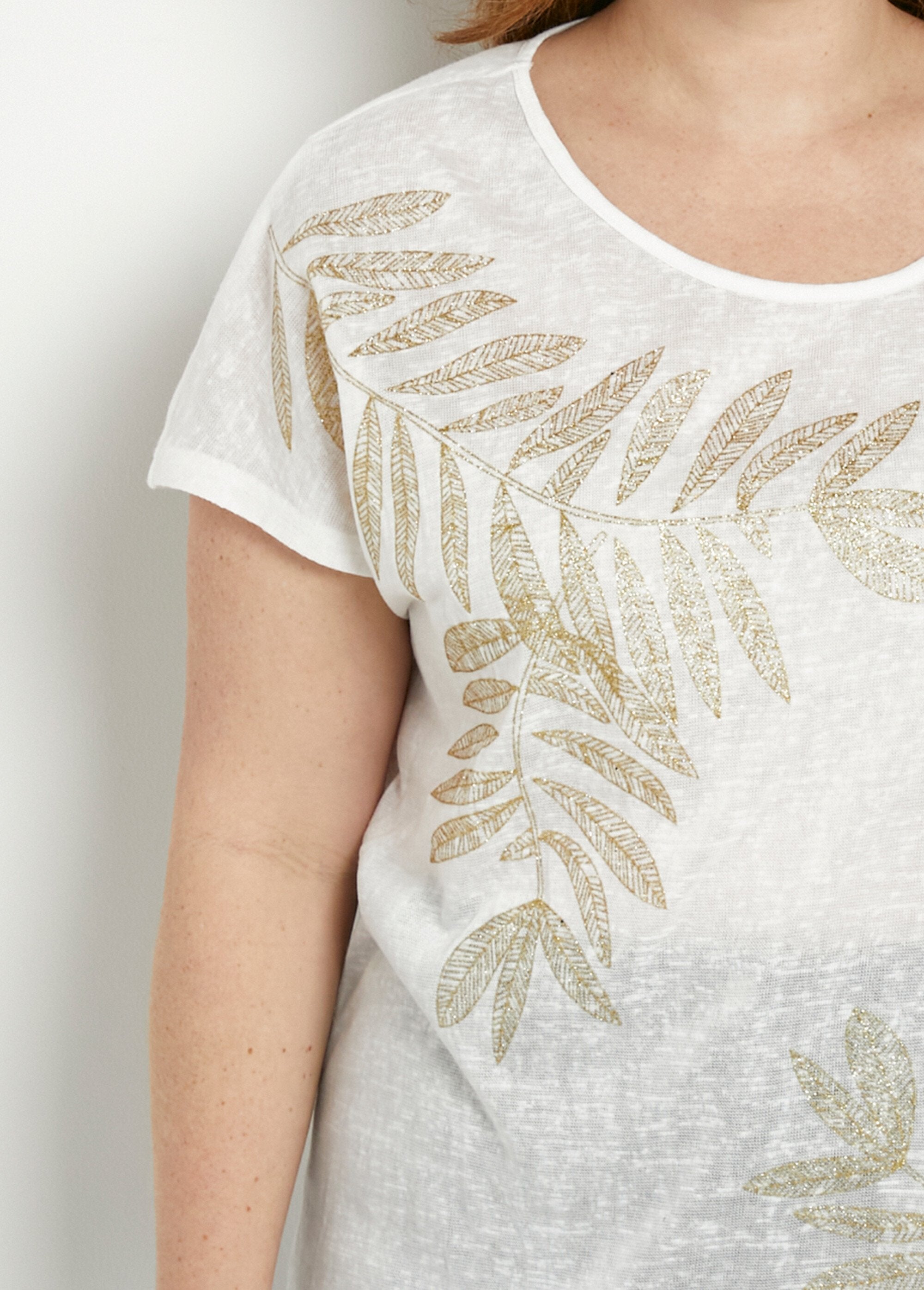T-shirt_girocollo_in_maglia_fiammata_con_motivo_oro_Blanc_DE1_curvy