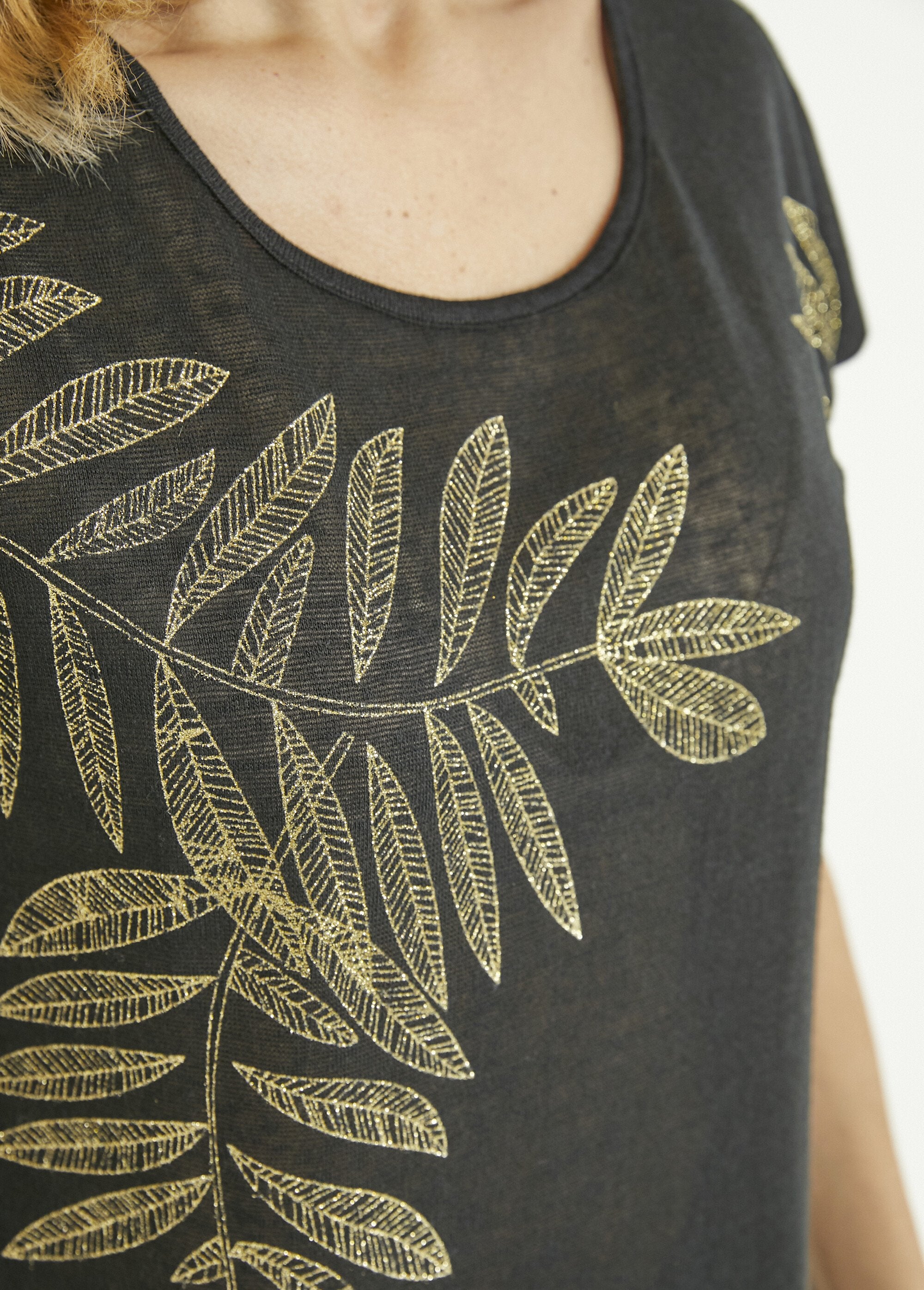 T-shirt_girocollo_in_maglia_fiammata_con_motivo_oro_Noir_DE2_slim