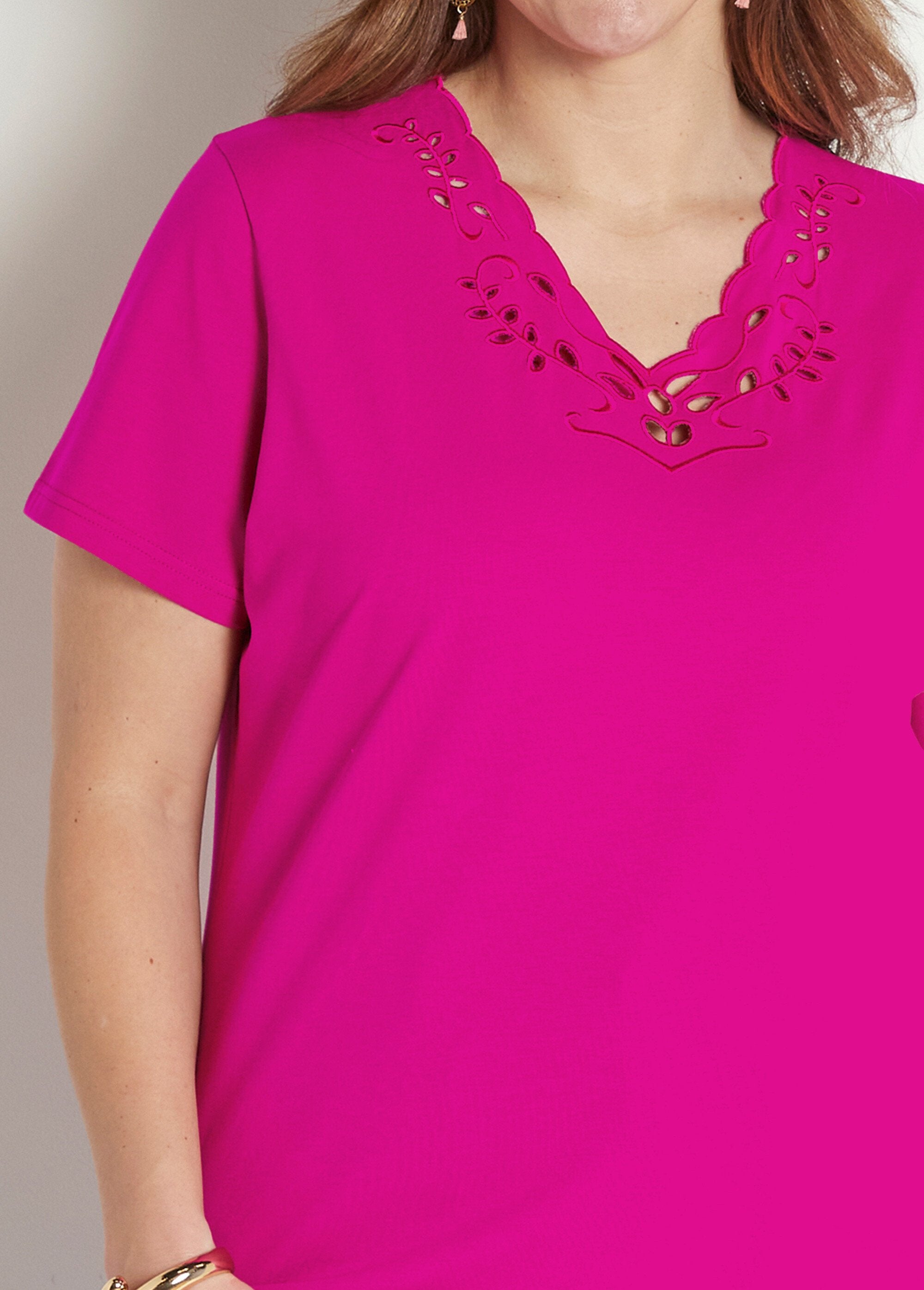 T-shirt_ricamata_con_scollo_a_V_Fuchsia_DE1_curvy