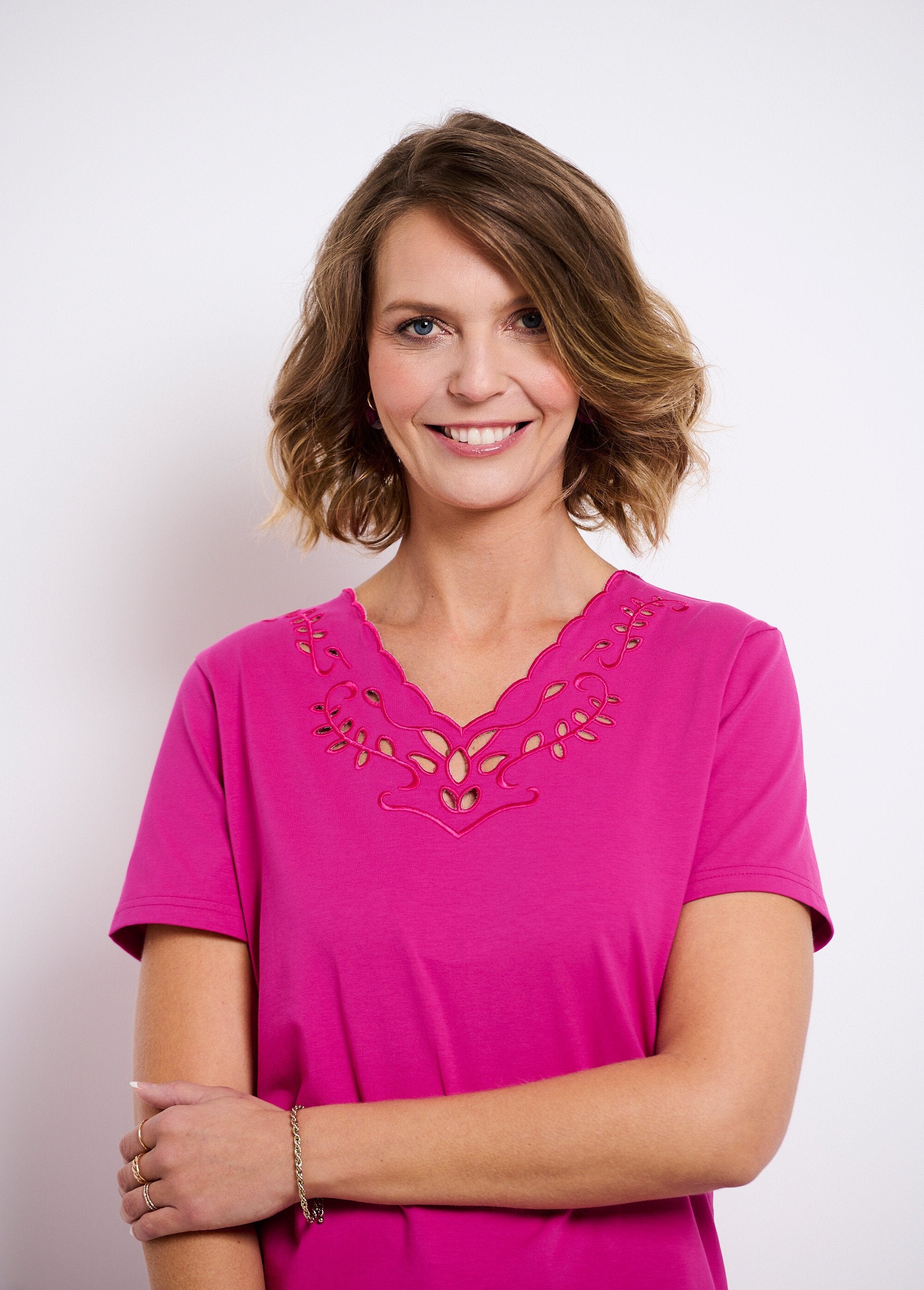 T-shirt_ricamata_con_scollo_a_V_Fuchsia_DE1_slim