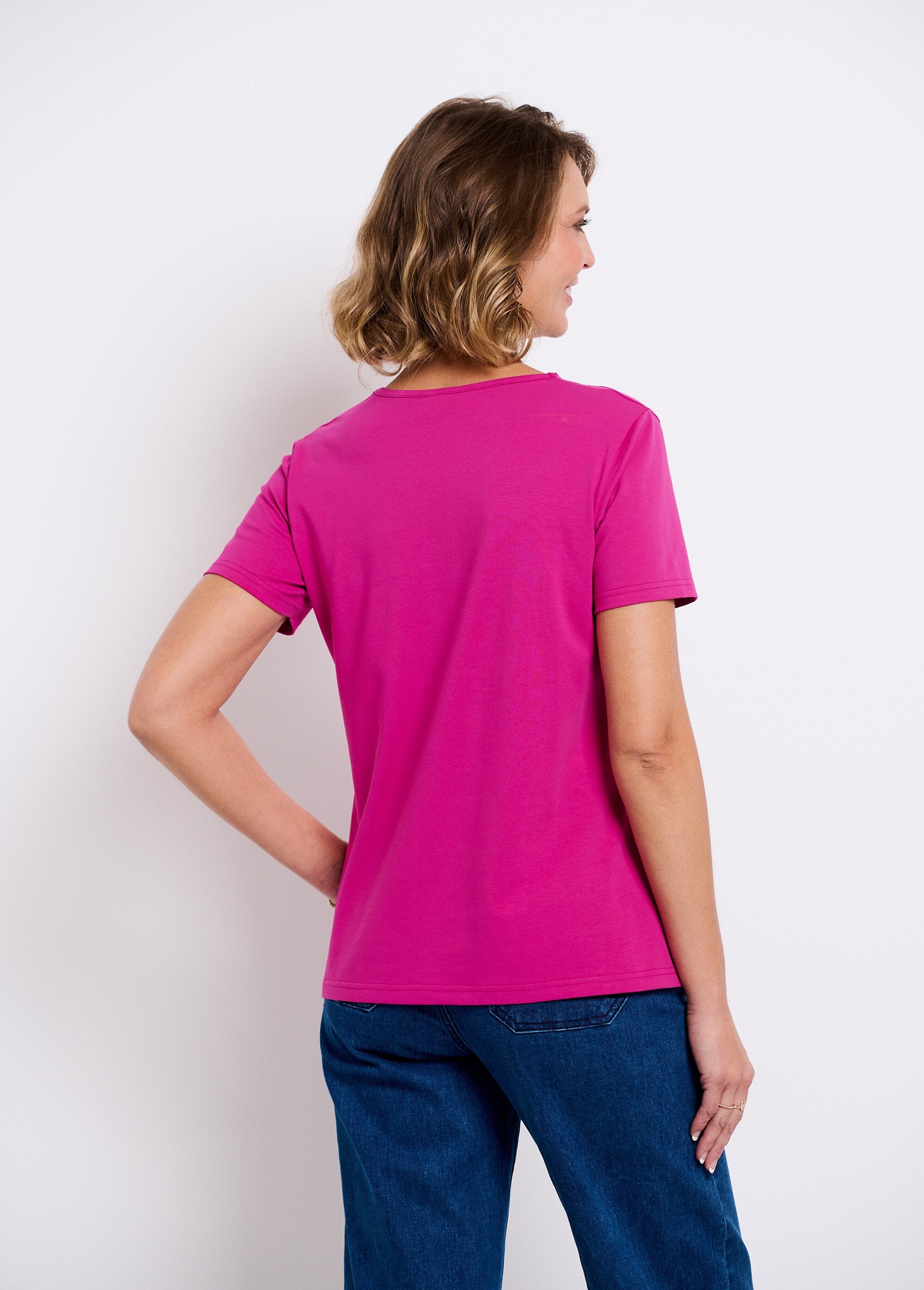 T-shirt_ricamata_con_scollo_a_V_Fuchsia_DO1_slim