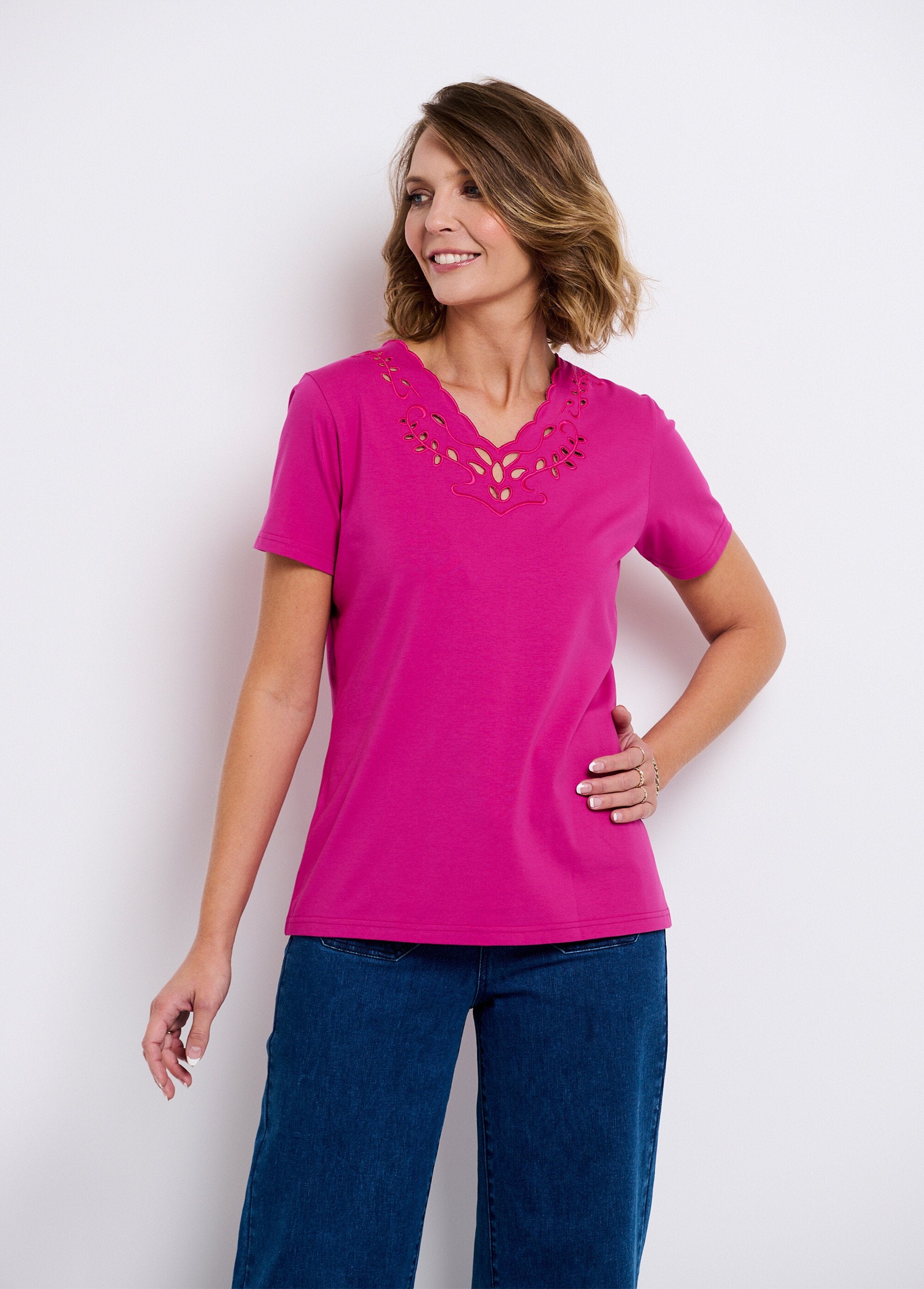 T-shirt_ricamata_con_scollo_a_V_Fuchsia_FA2_slim
