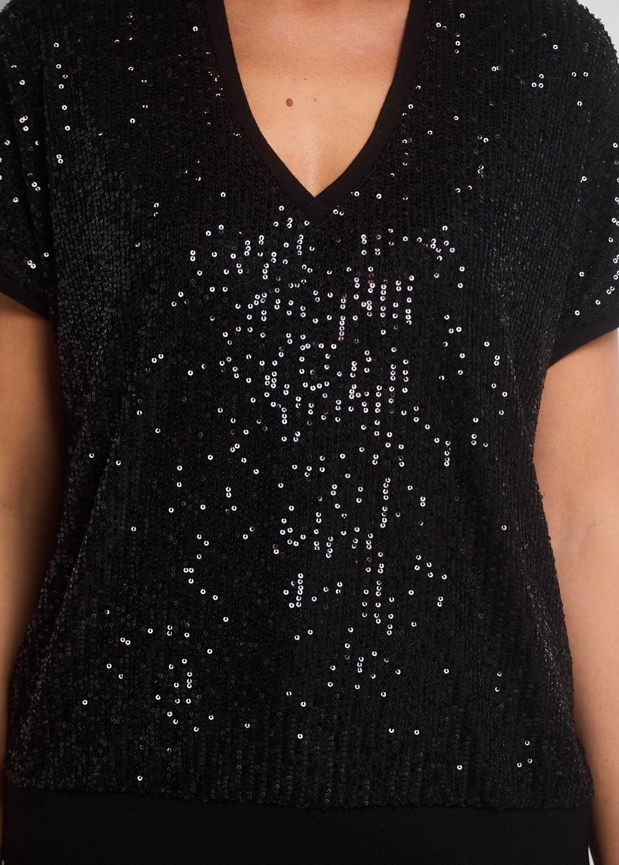 T-shirt_a_rete_con_paillettes_e_scollo_a_V_Noir_uni_DE2_slim