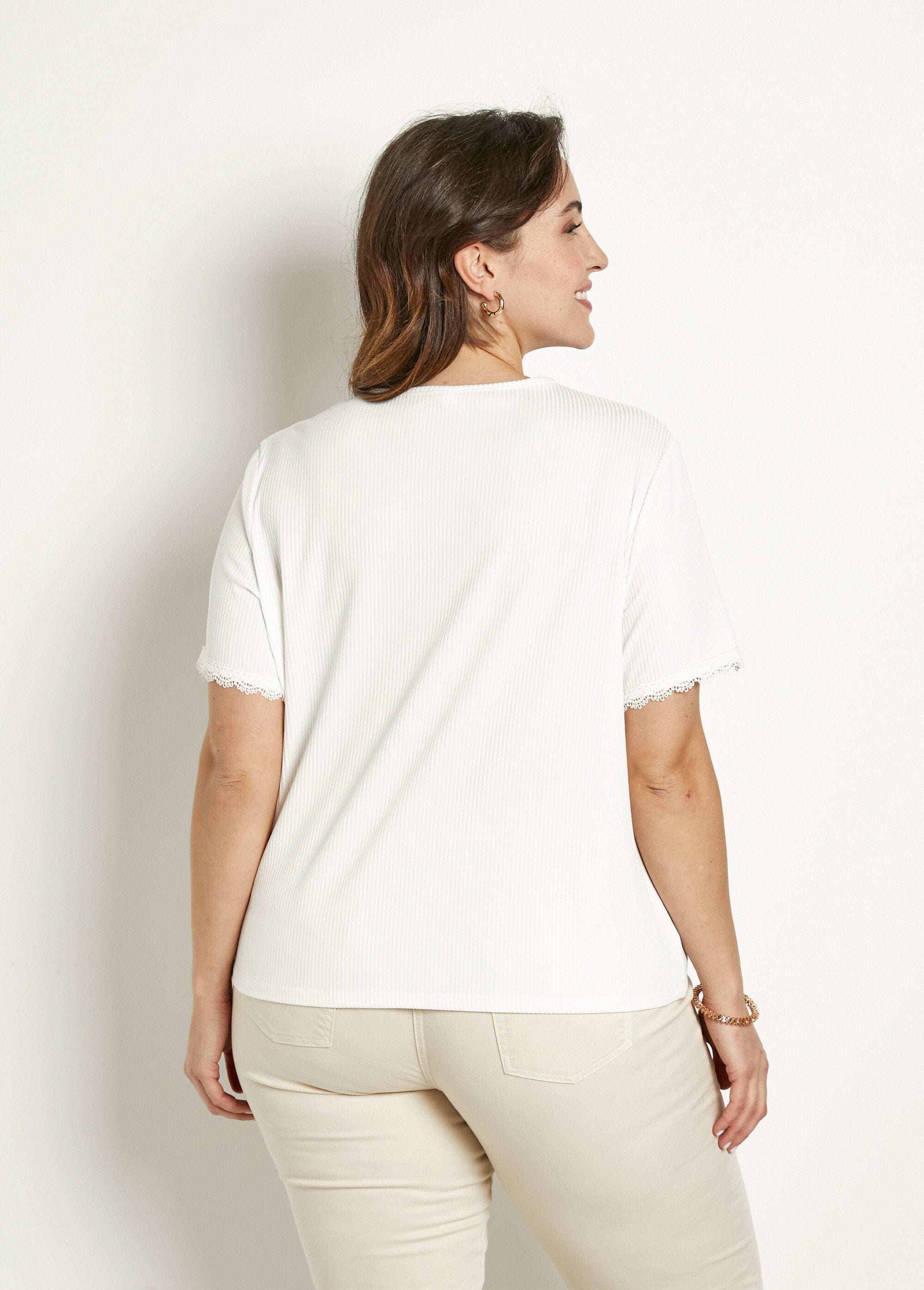 T-shirt_con_scollo_a_V_e_costine_in_pizzo,_maniche_corte_Blanc_DO1_curvy