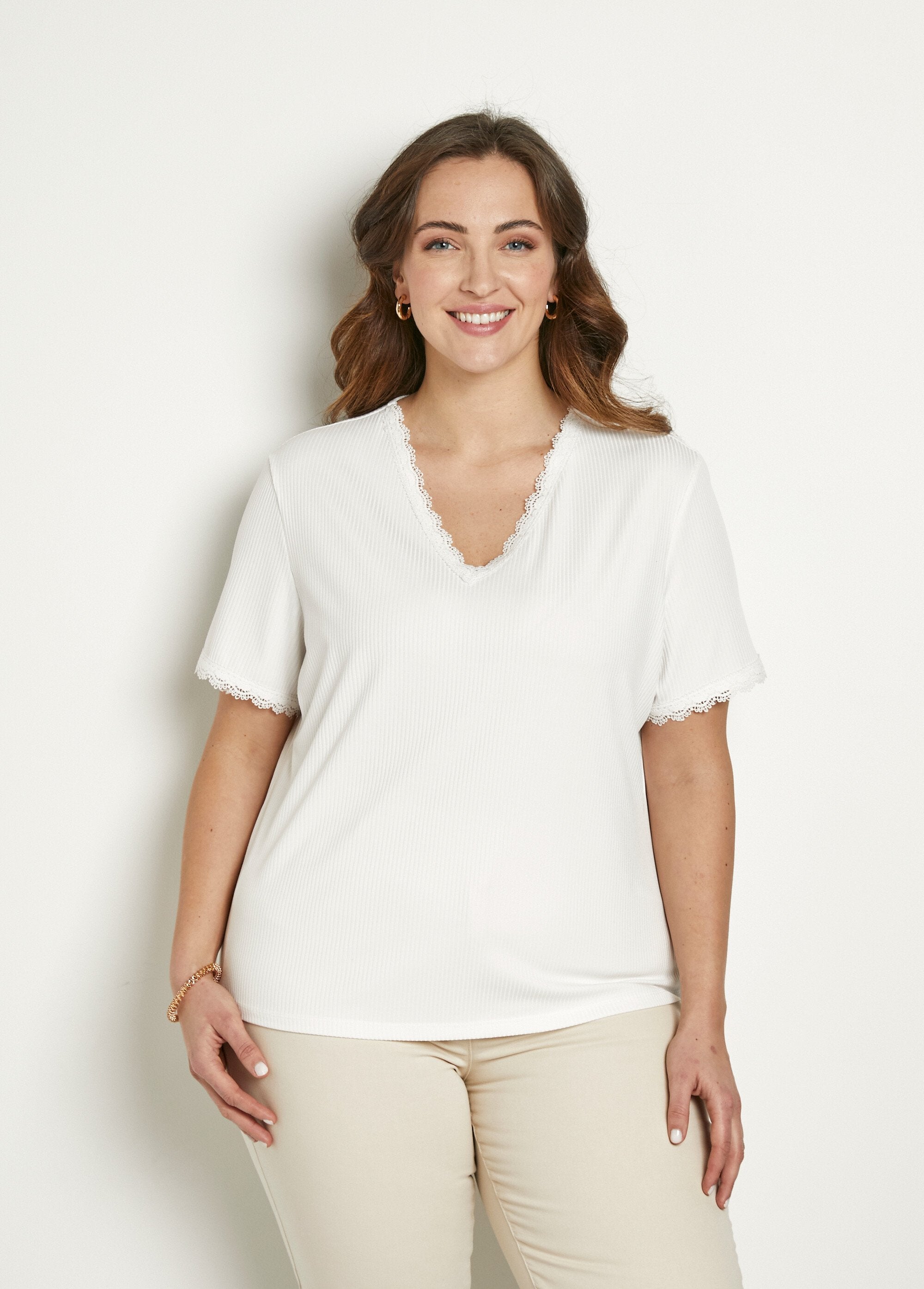 T-shirt_con_scollo_a_V_e_costine_in_pizzo,_maniche_corte_Blanc_FA1_curvy