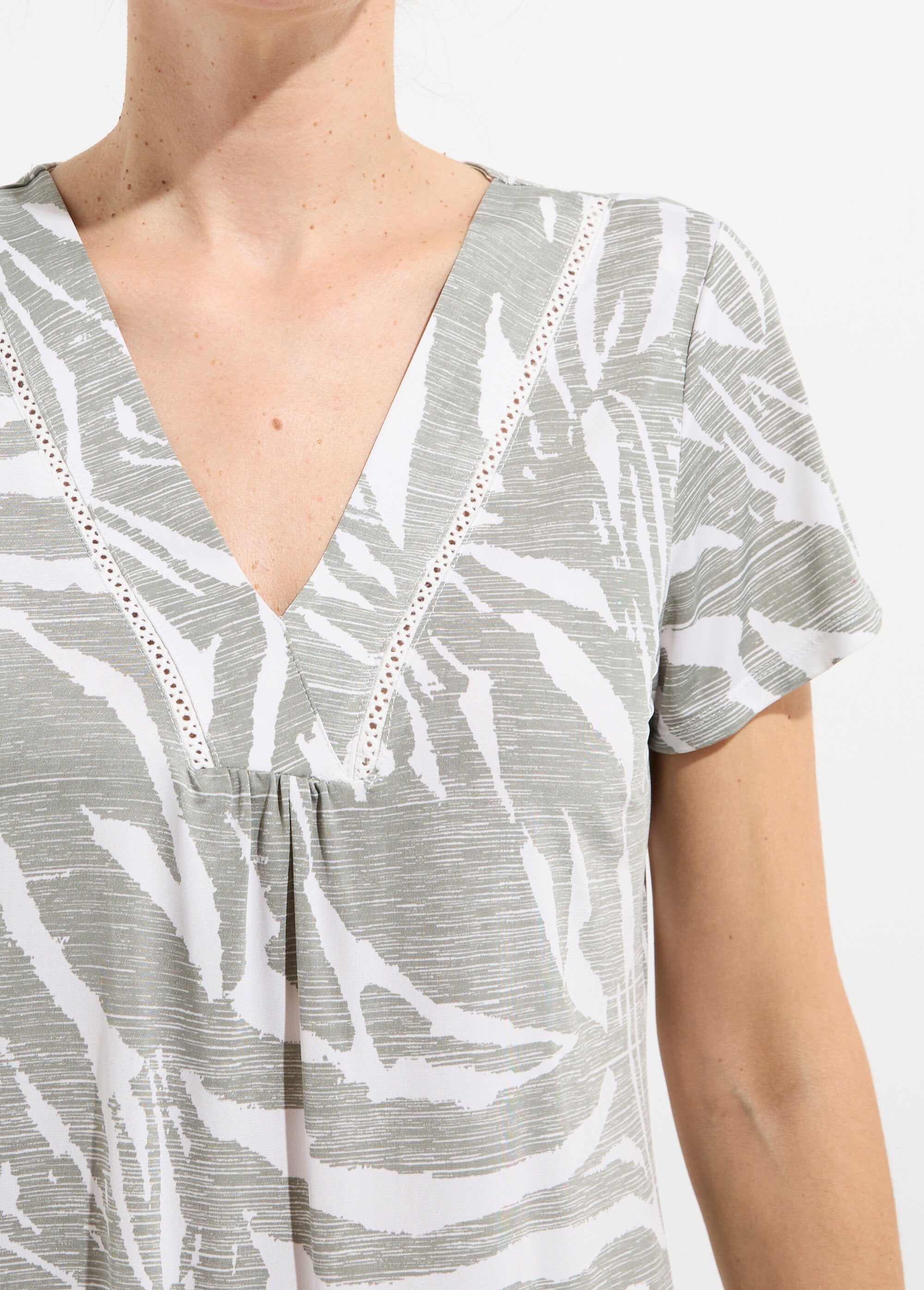 T-shirt_stampata_con_scollo_a_V,_maniche_corte._Vert_et_ecru_DE1_slim