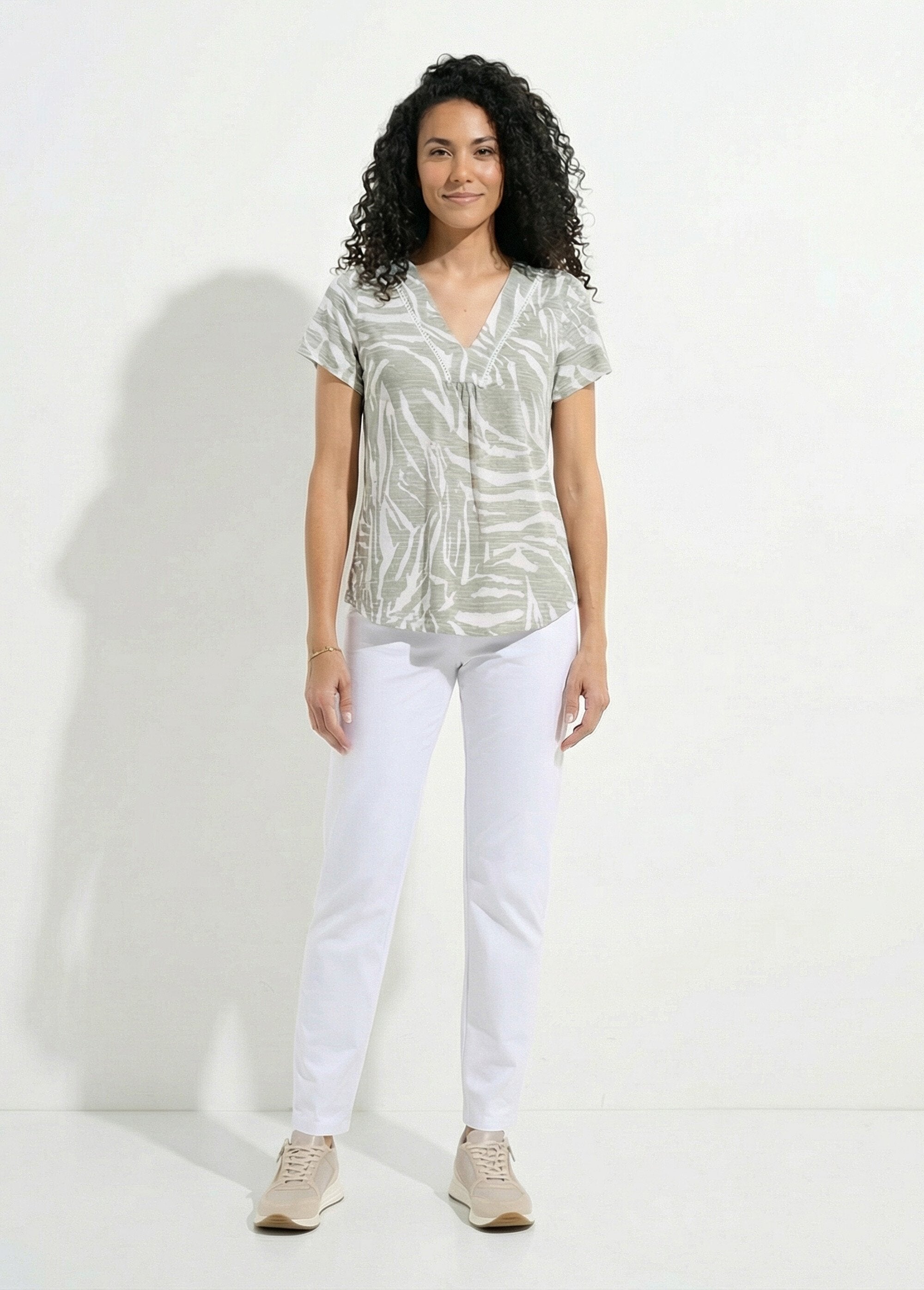 T-shirt_stampata_con_scollo_a_V,_maniche_corte._Vert_et_ecru_SF1_slim