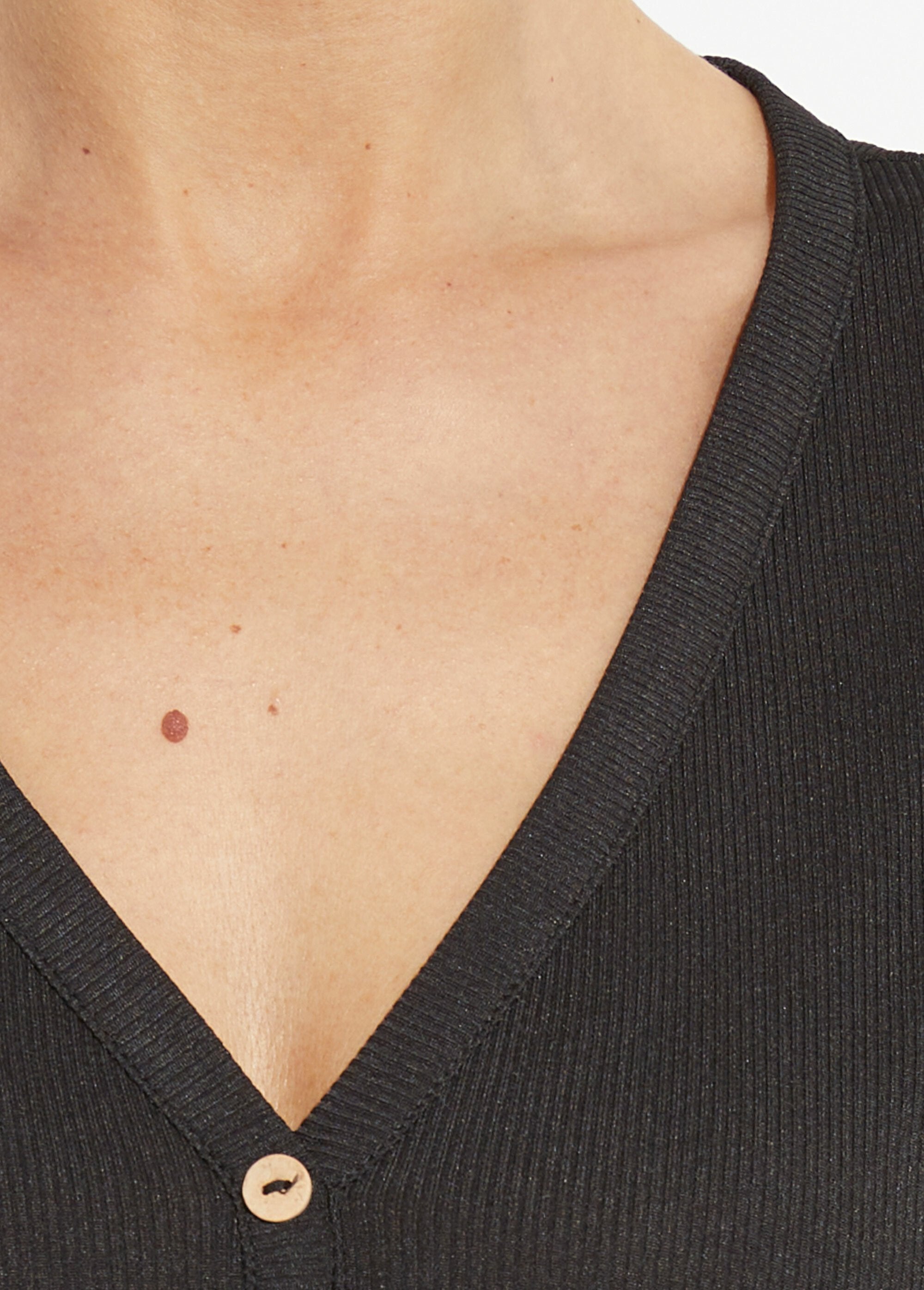 T-shirt_in_jersey_a_coste_con_scollo_a_V,_Essentiel_Noir_DE1_slim