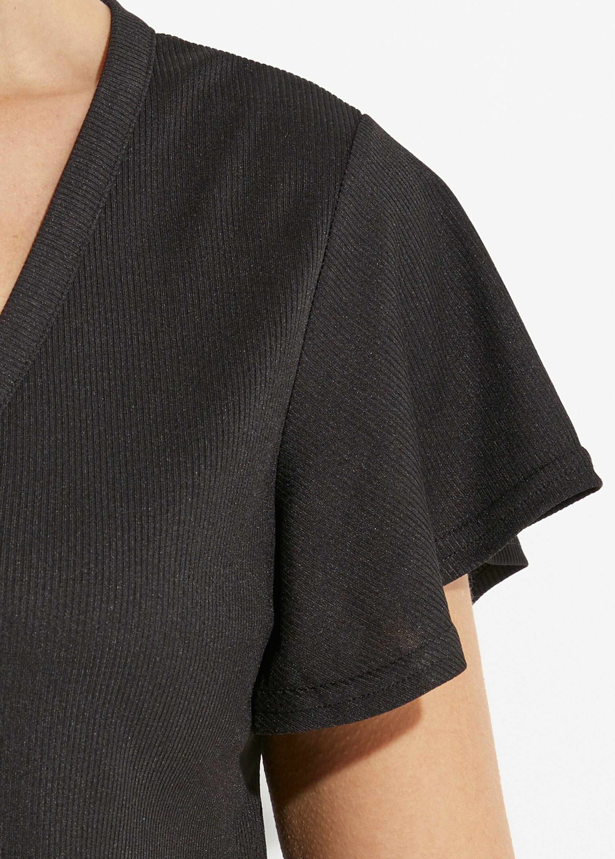 T-shirt_in_jersey_a_coste_con_scollo_a_V,_Essentiel_Noir_DE2_slim