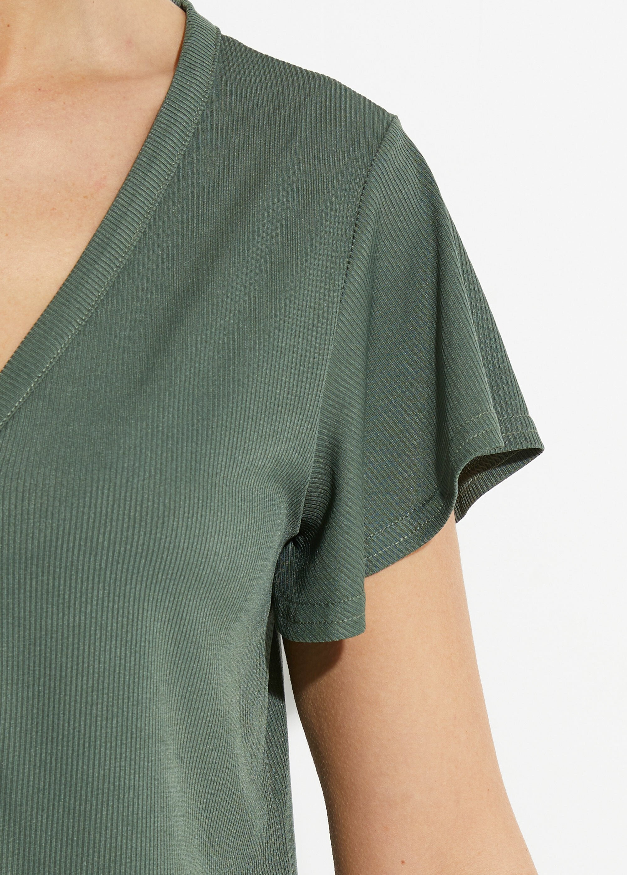 T-shirt_in_jersey_a_coste_con_scollo_a_V,_Essentiel_Kaki_DE2_slim