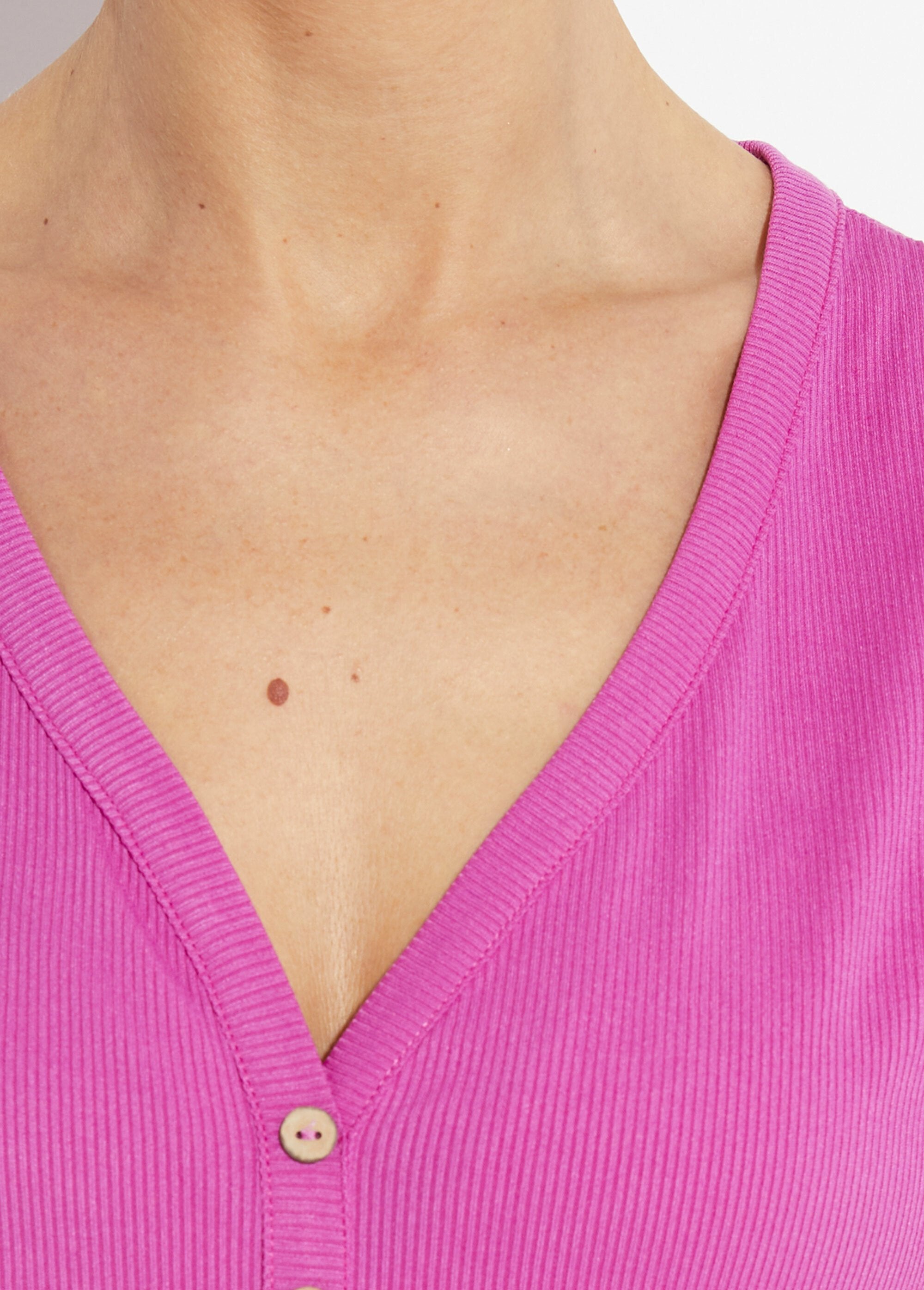 T-shirt_in_jersey_a_coste_con_scollo_a_V,_Essentiel_Fuchsia_DE1_slim