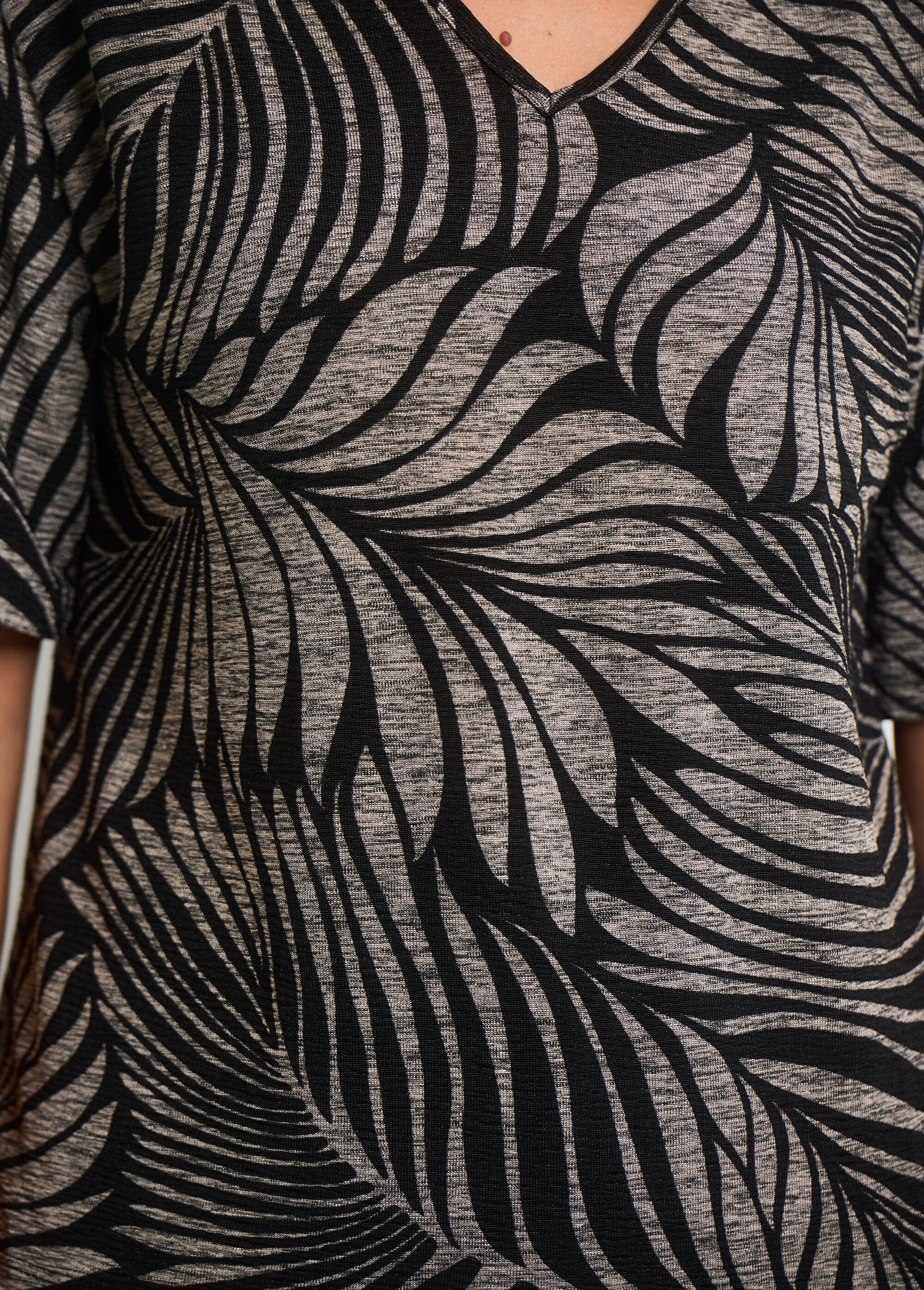 Maglietta_con_scollo_a_V_con_stampa_animalier_Gris_et_noir_DE1_slim