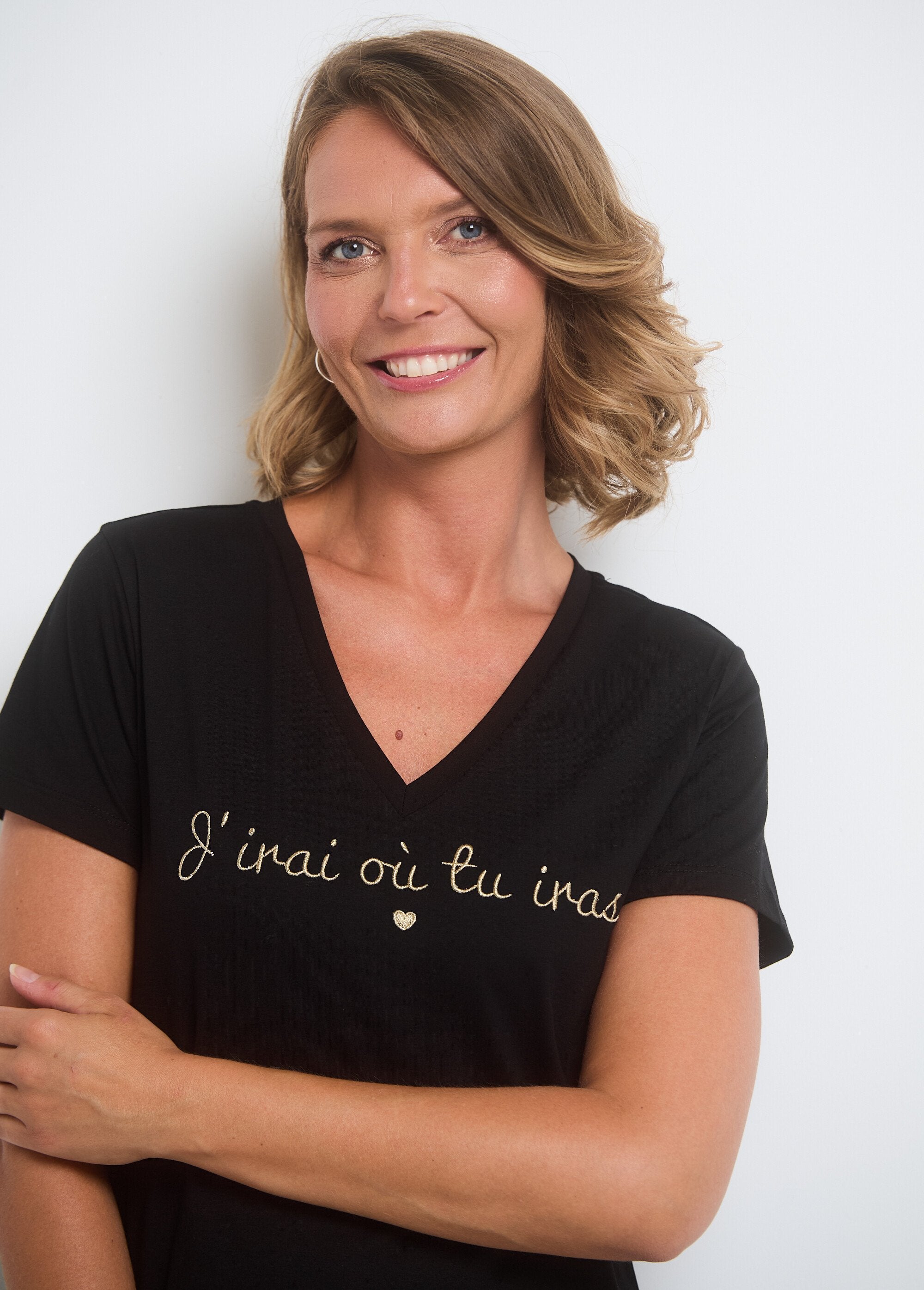 Maglietta_a_maniche_corte_con_scollo_a_V_e_messaggio_Noir_DE1_slim