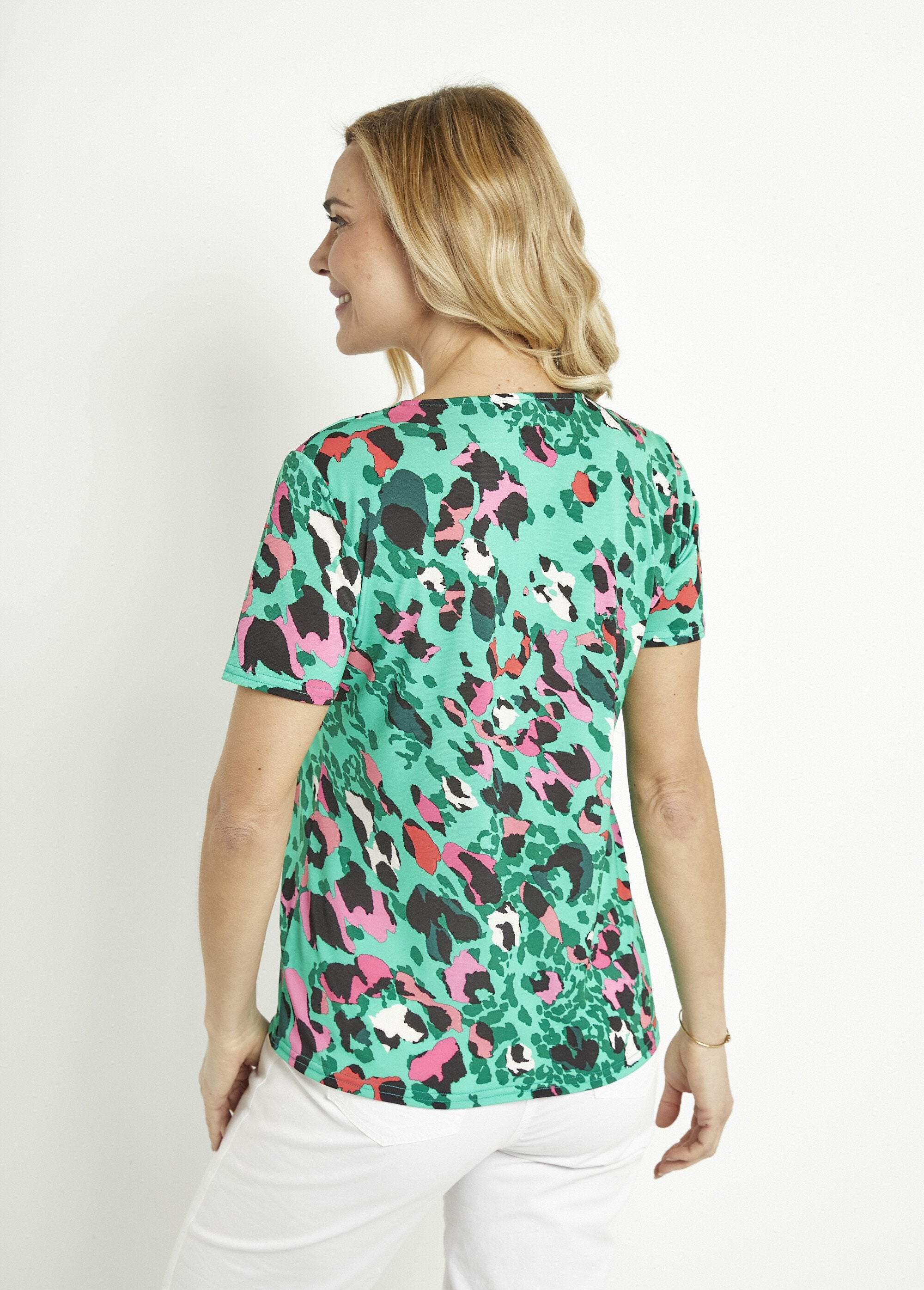 T-shirt_con_scollo_a_V_e_maniche_corte_con_stampa_leopardata_Vert_et_fuchsia_DO1_slim