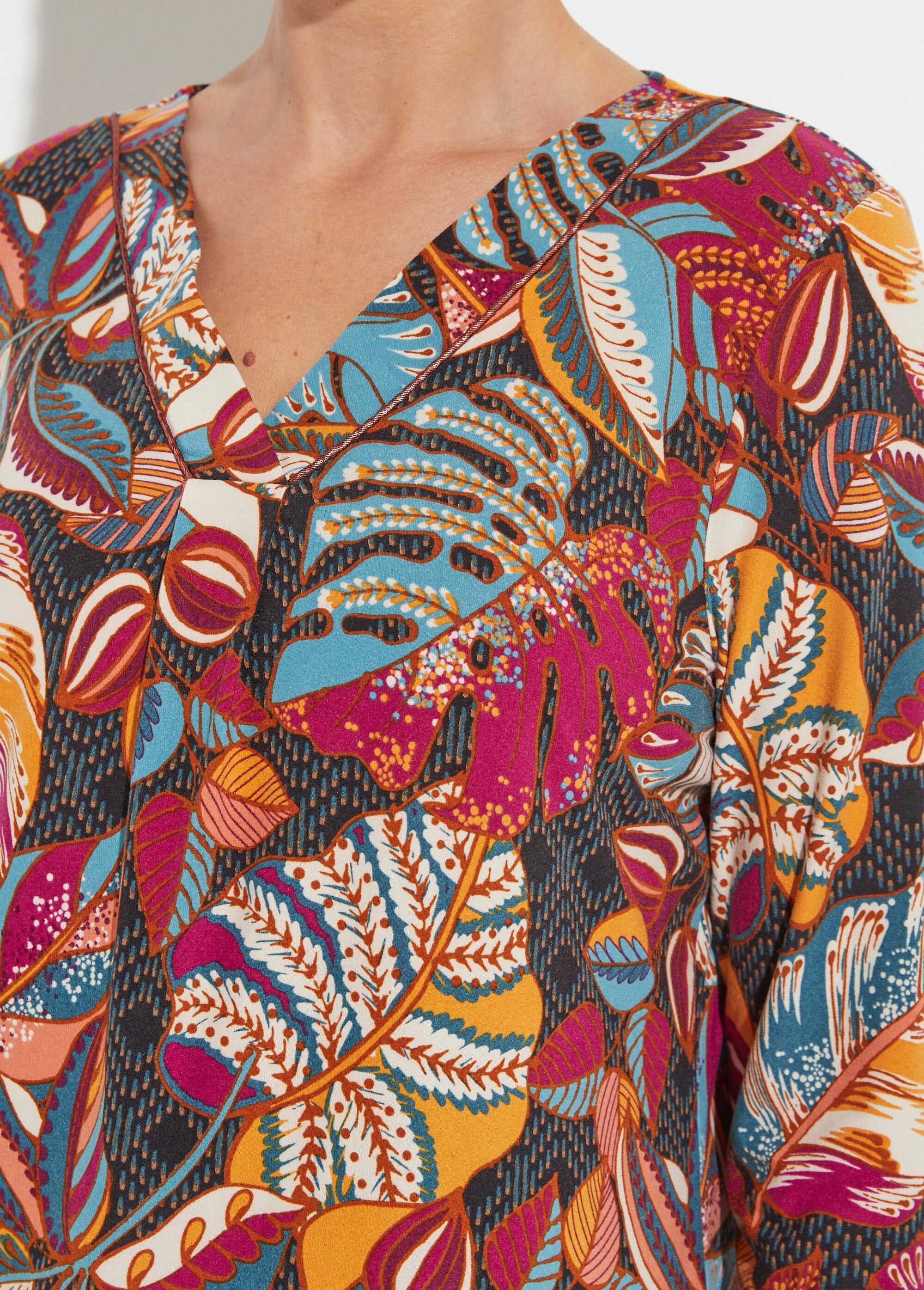 T-shirt_stampata_con_scollo_a_V_e_maniche_lunghe_Groseille_et_bleu_DE1_slim