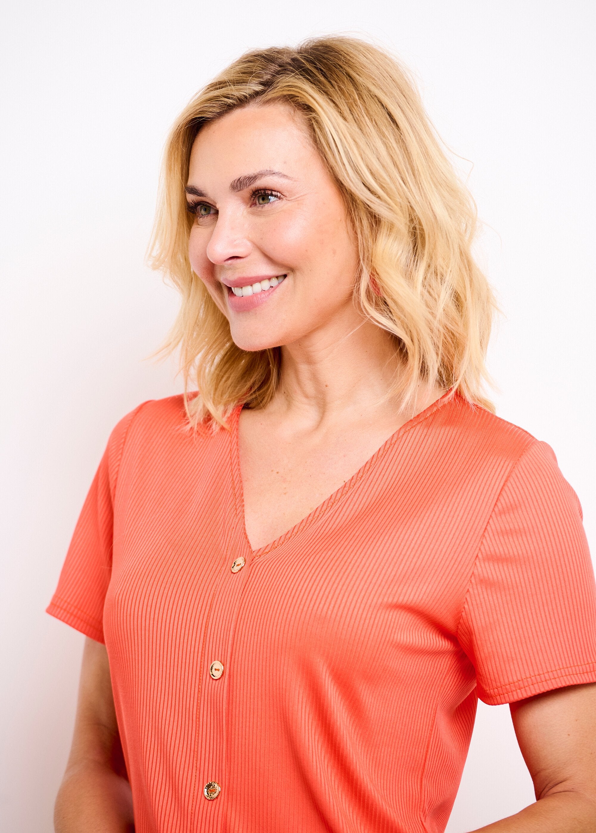 T-shirt_dritta_con_scollo_a_V_a_coste_tinta_unita_Capucine_DE1_slim