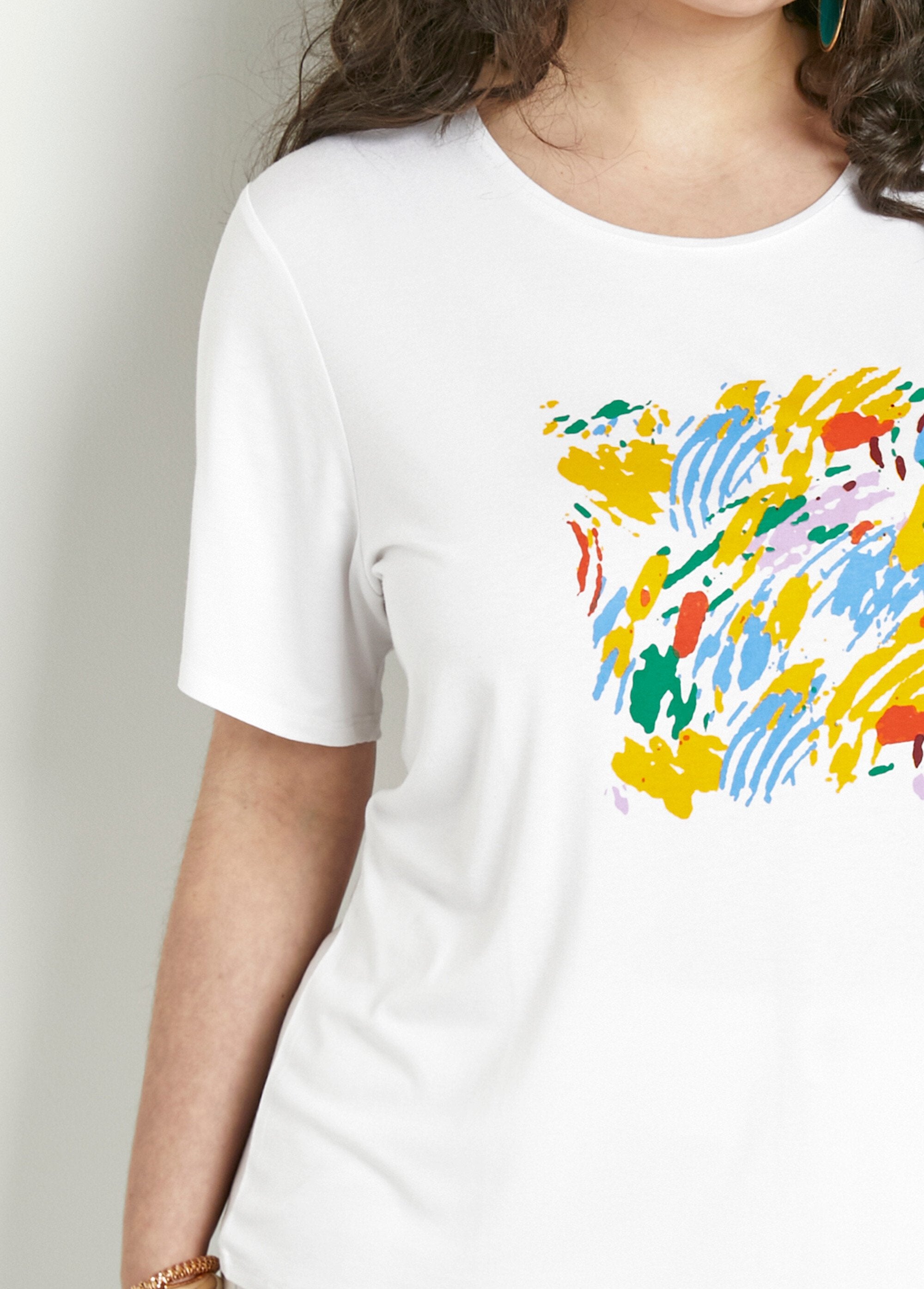 T-shirt_bianca_a_maniche_corte_con_fantasia_Fond_blanc_DE1_curvy