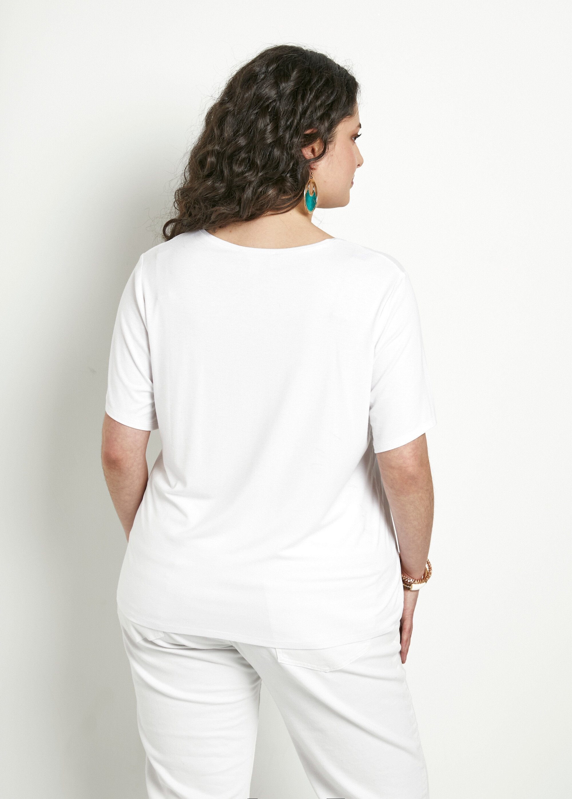T-shirt_bianca_a_maniche_corte_con_fantasia_Fond_blanc_DO1_curvy