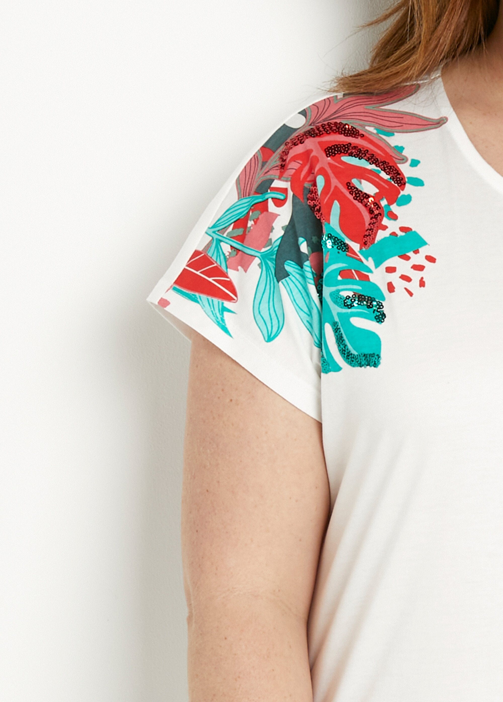 T-shirt_bianca_corta_con_motivo_di_paillettes_e_scollo_rotondo_Fond_blanc_DE1_curvy