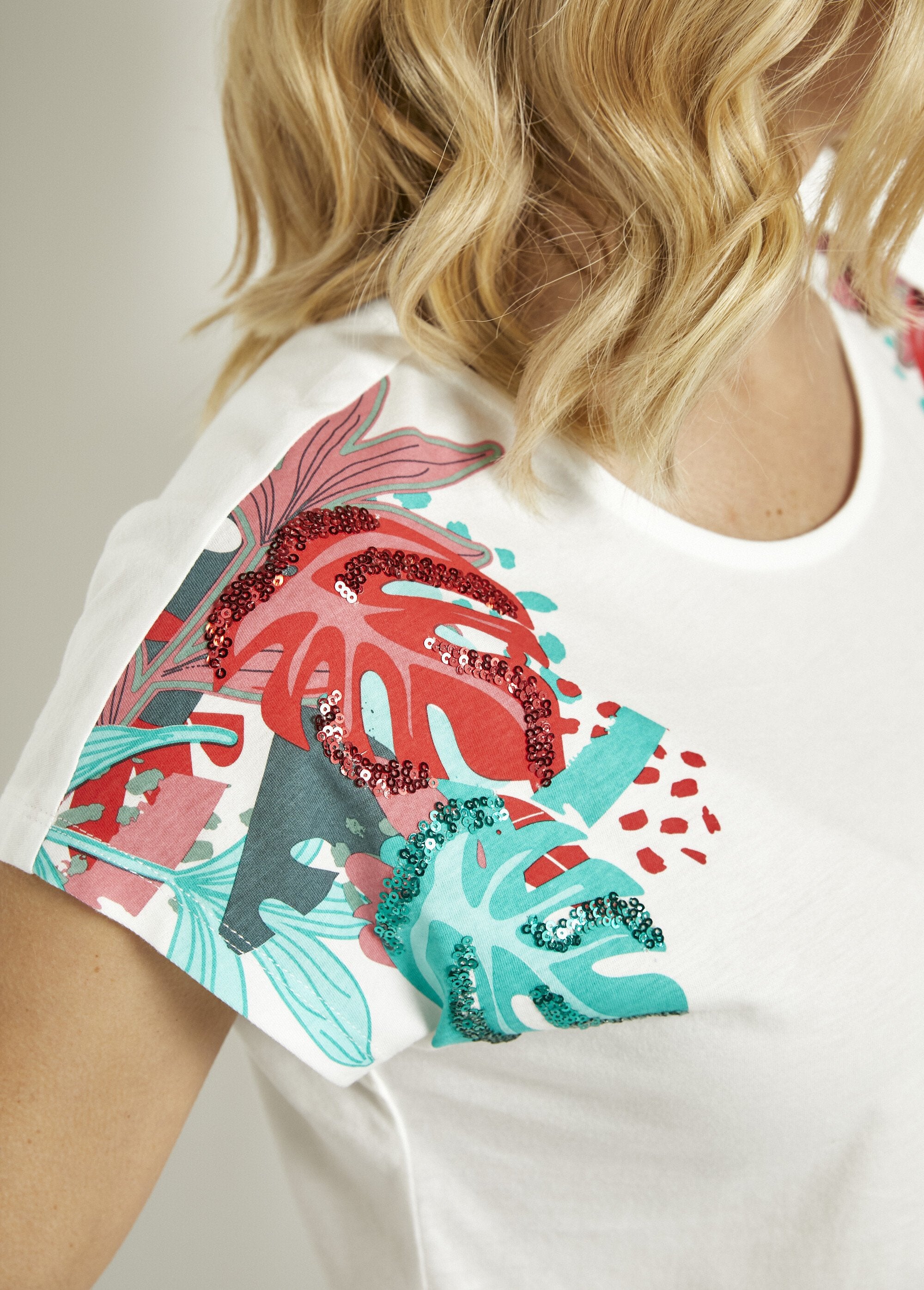 T-shirt_bianca_corta_con_motivo_di_paillettes_e_scollo_rotondo_Fond_blanc_DE1_slim