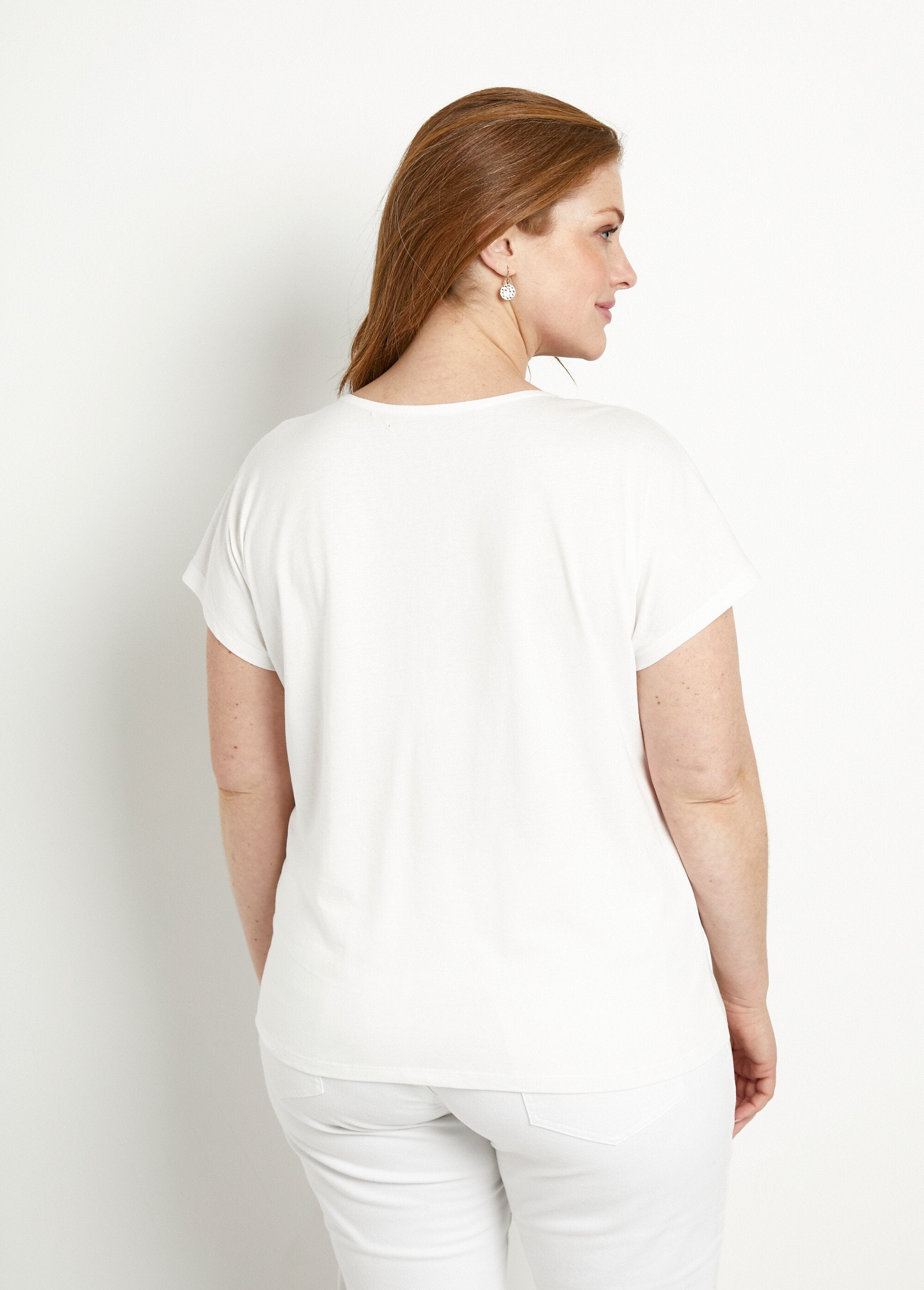 T-shirt_bianca_corta_con_motivo_di_paillettes_e_scollo_rotondo_Fond_blanc_DO1_curvy