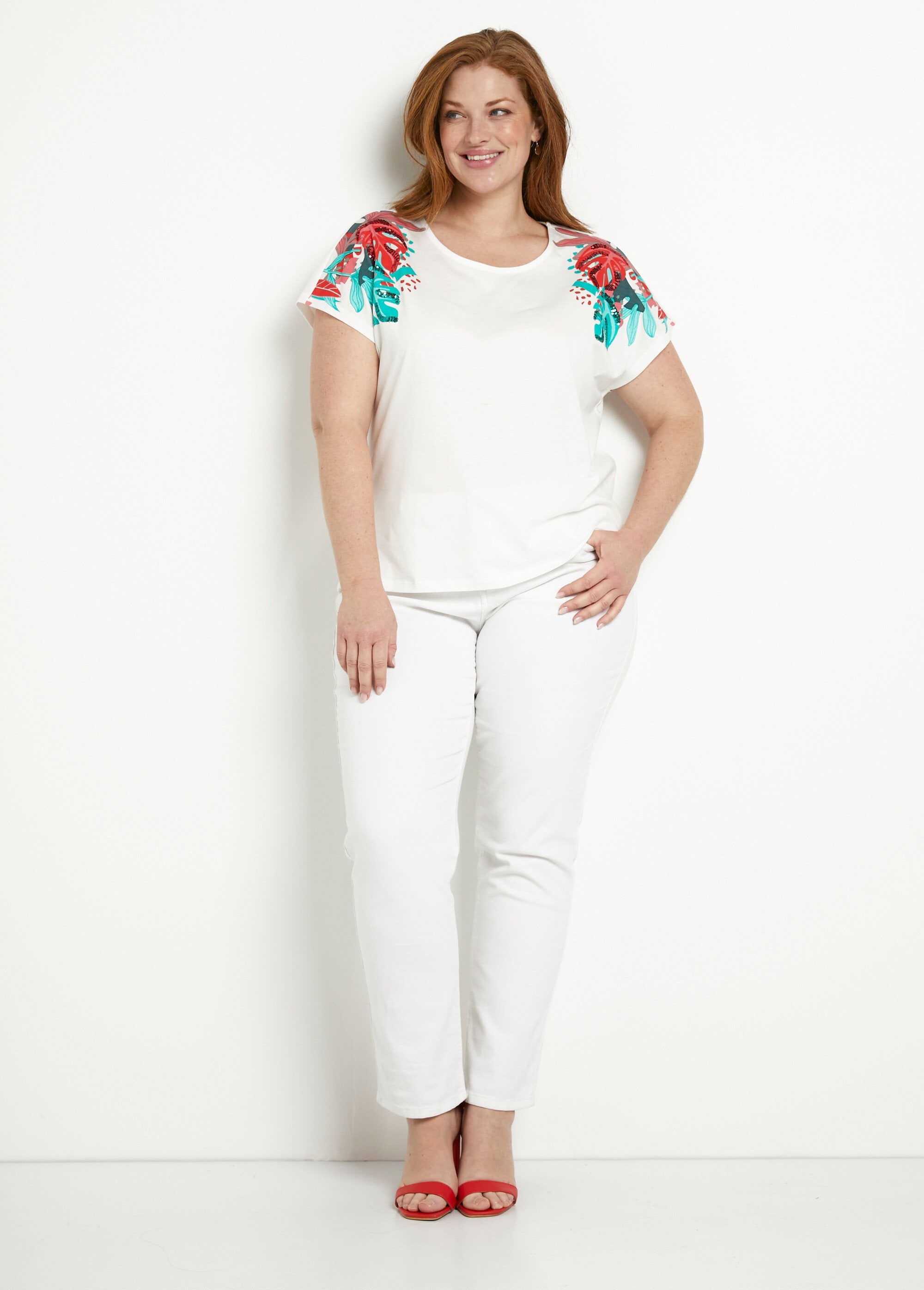 T-shirt_bianca_corta_con_motivo_di_paillettes_e_scollo_rotondo_Fond_blanc_SF1_curvy
