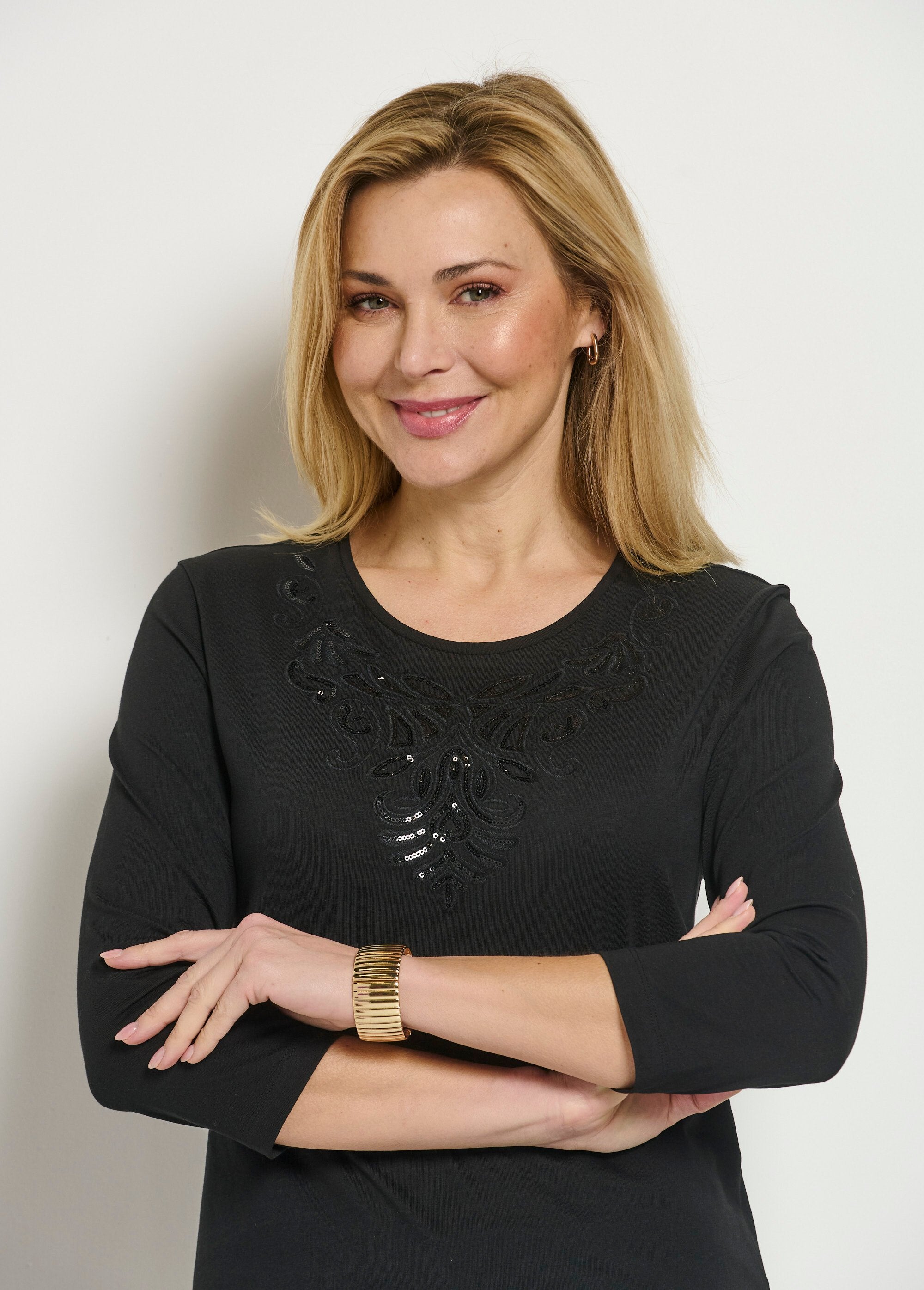 T-shirt_corta_con_maniche_a_3/4_ricamate_Noir_DE1_slim