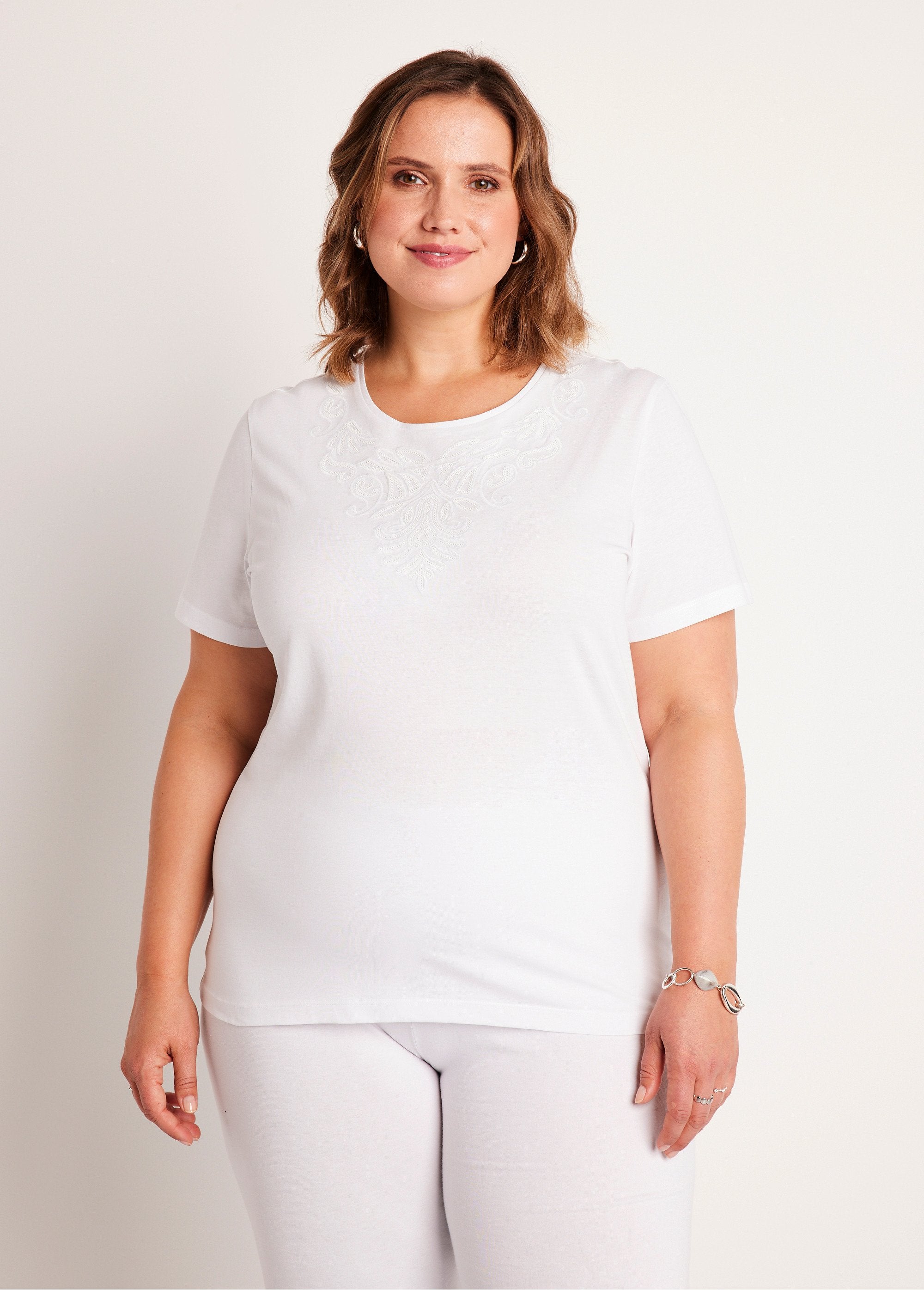 T-shirt_ricamata_a_maniche_corte_BIANCO_FA1_curvy