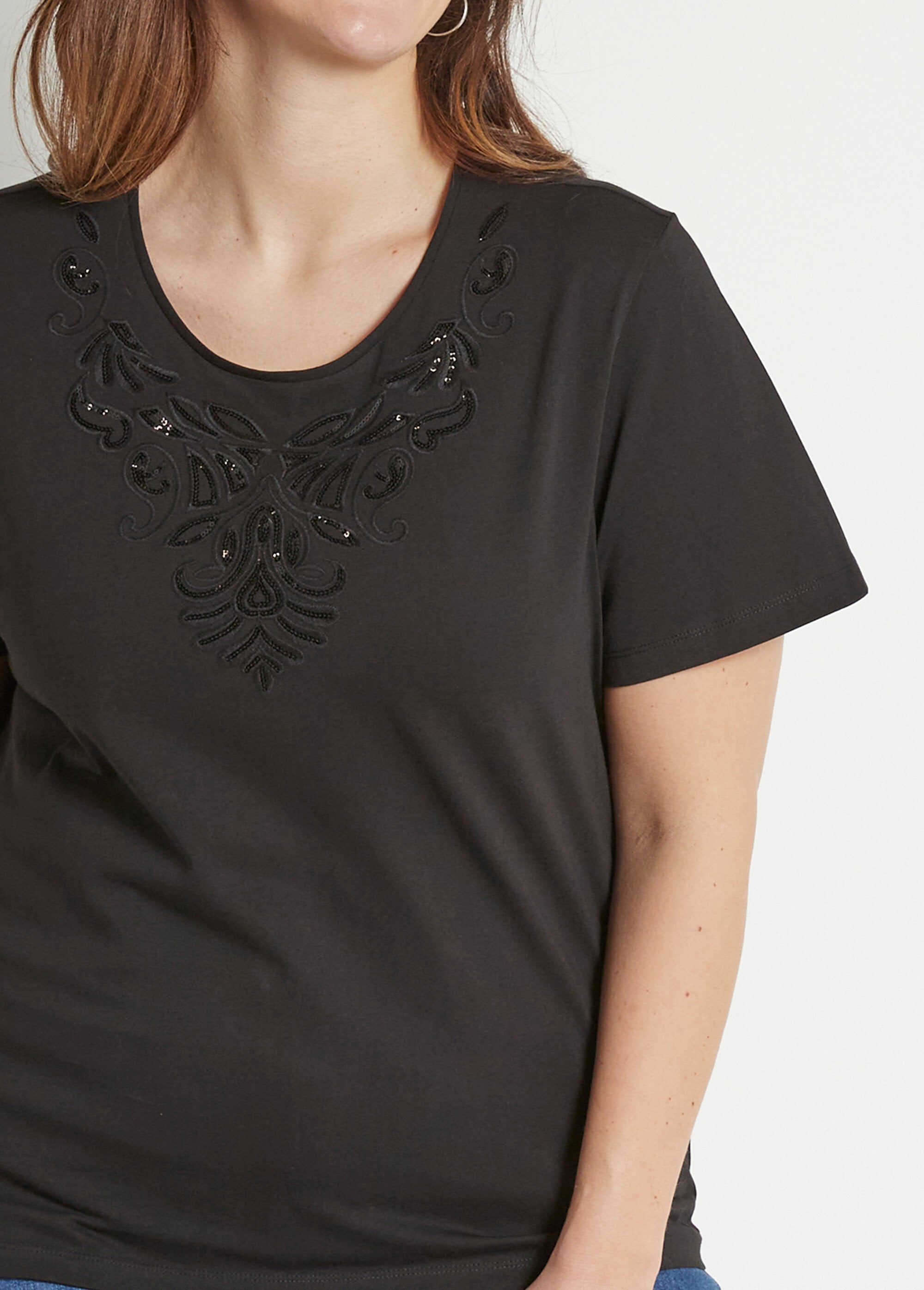 T-shirt_ricamata_a_maniche_corte_Noir_DE1_curvy