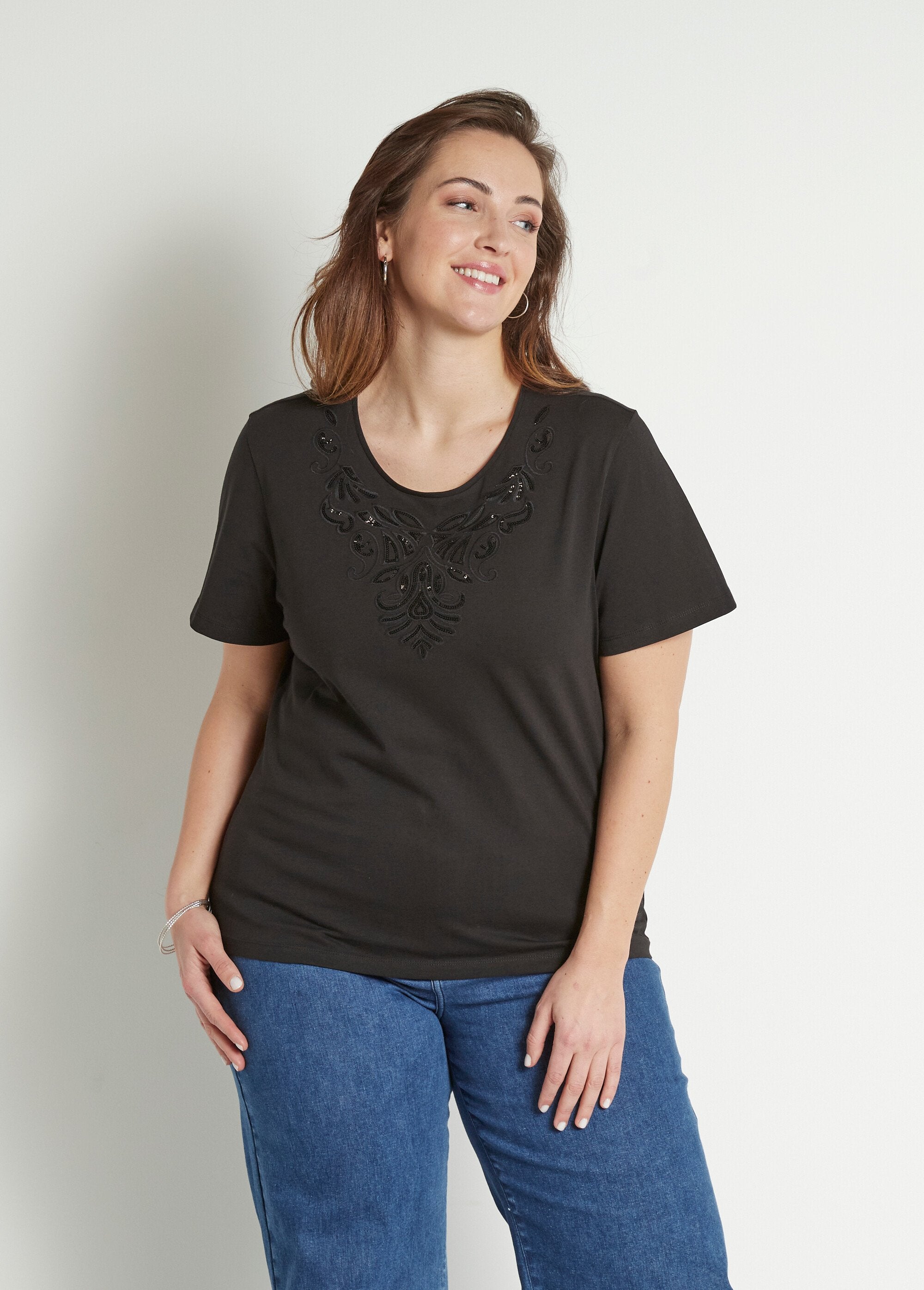 T-shirt_ricamata_a_maniche_corte_Noir_FA1_curvy