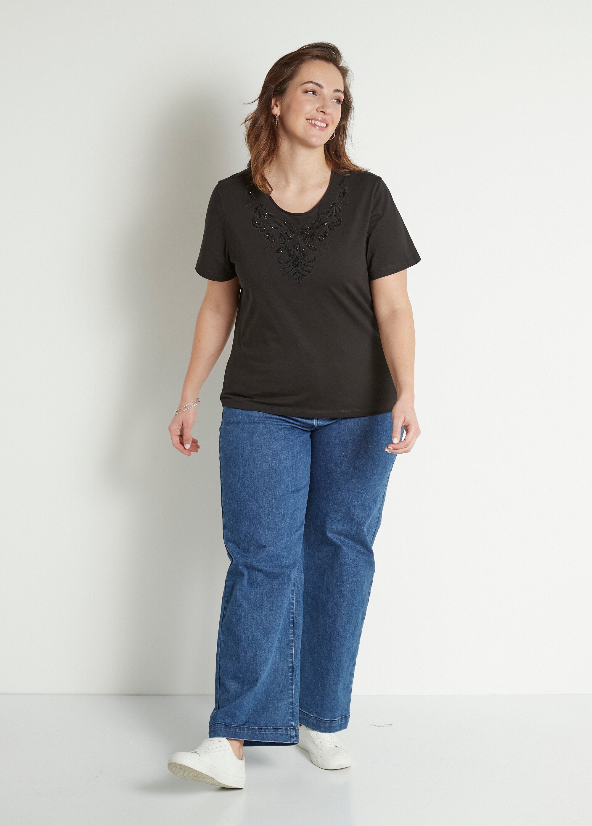 T-shirt_ricamata_a_maniche_corte_Noir_SF1_curvy