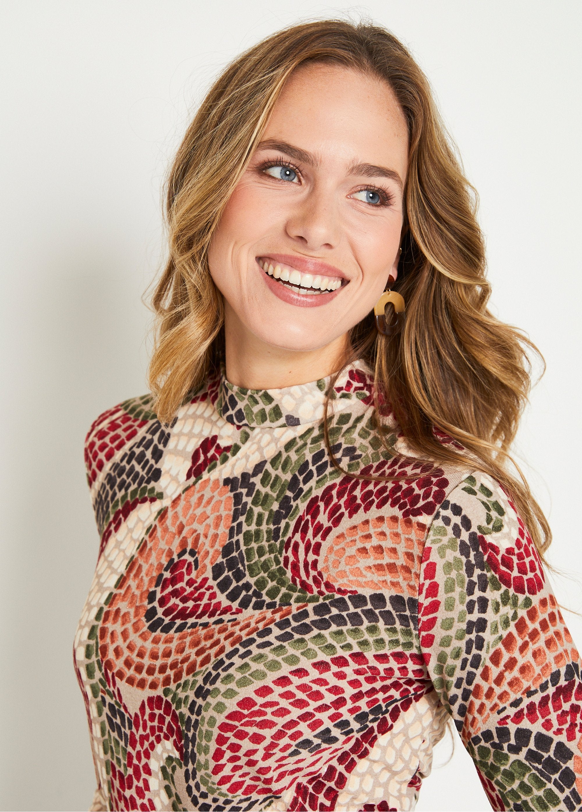 Calda_T-shirt_corta_con_colletto_grafico_Beige_et_brique_DE1_slim