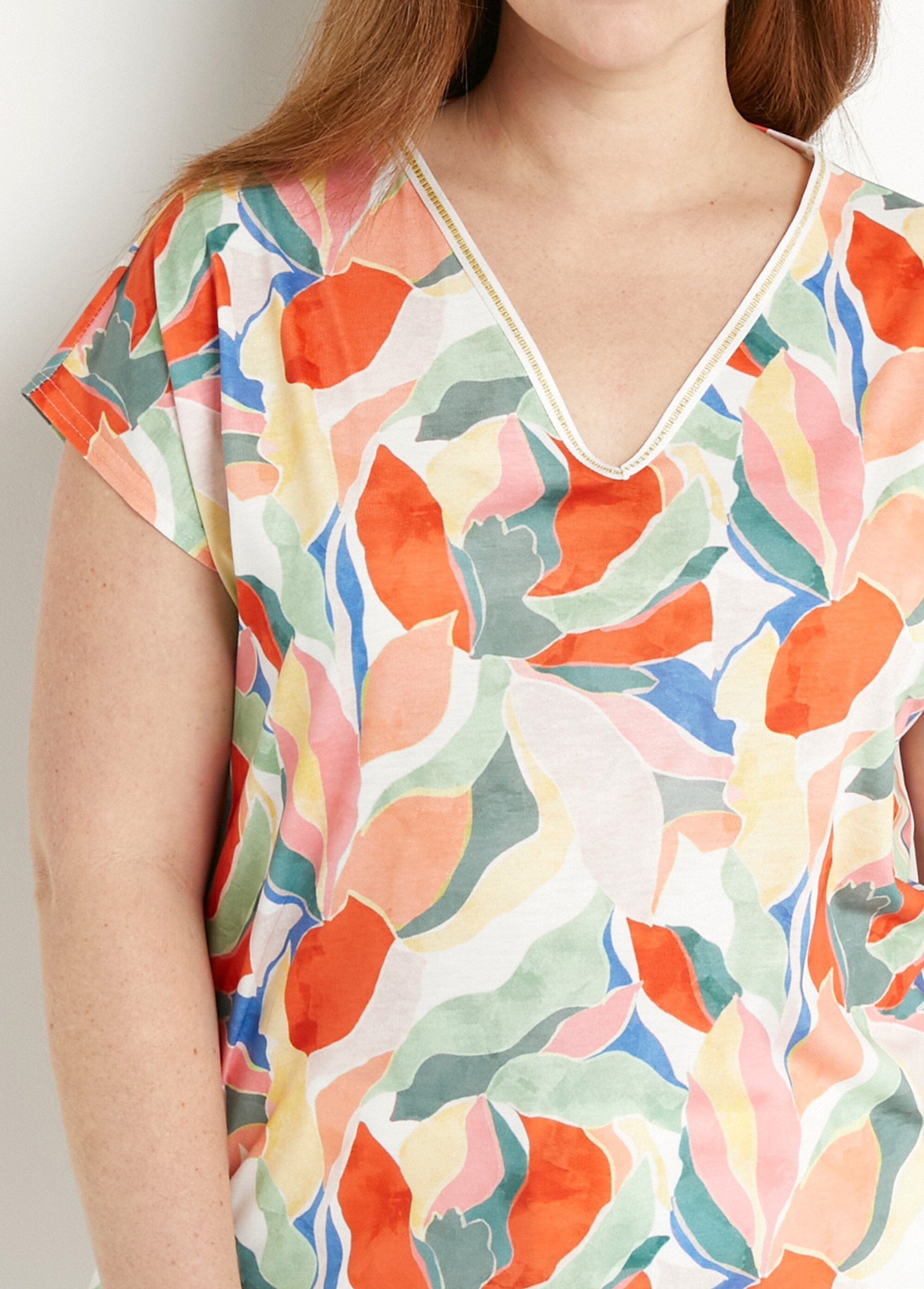 Maglietta_con_scollo_a_V_stampata_lucida_Jaune_et_vert_DE1_curvy