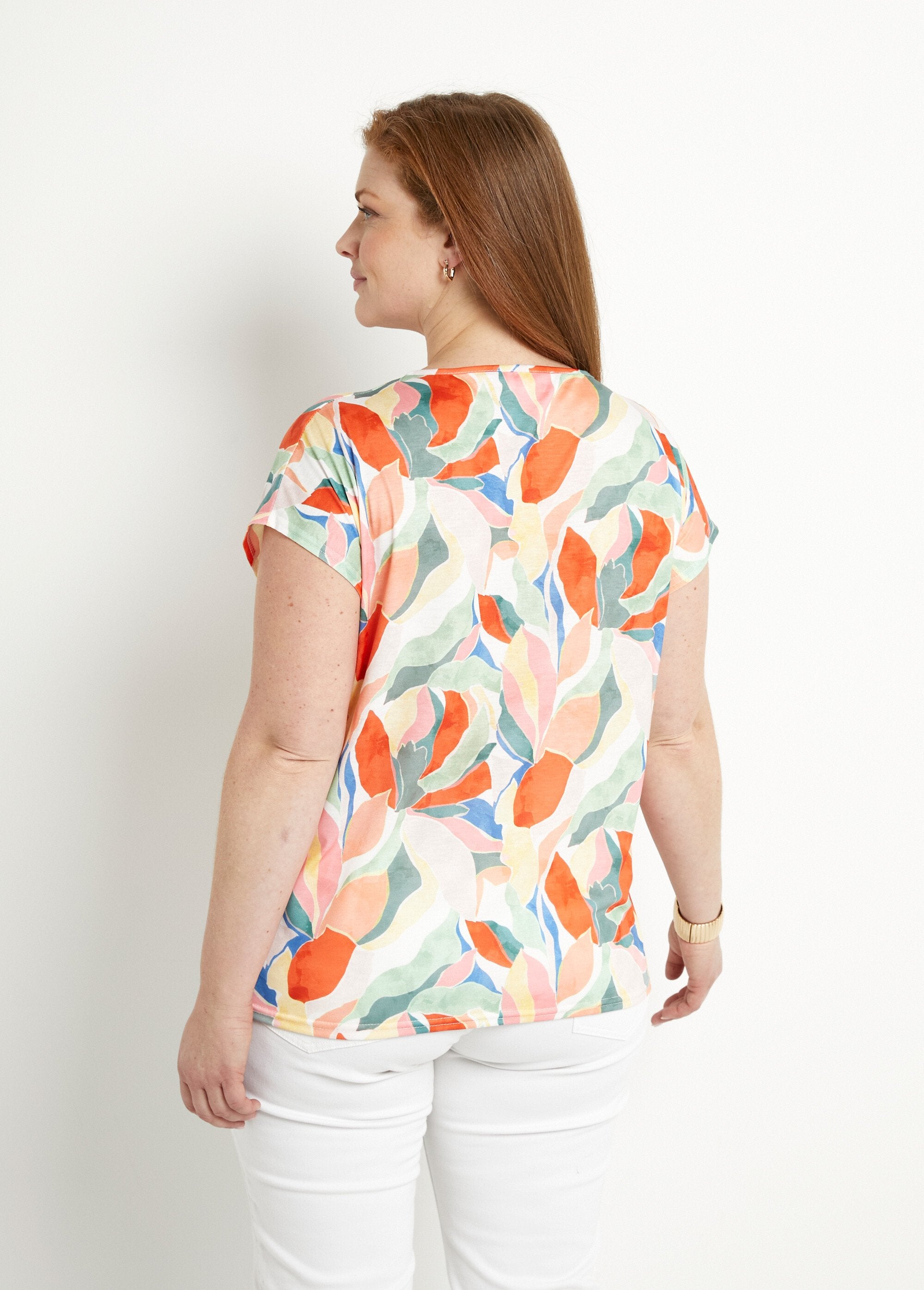 Maglietta_con_scollo_a_V_stampata_lucida_Jaune_et_vert_DO1_curvy