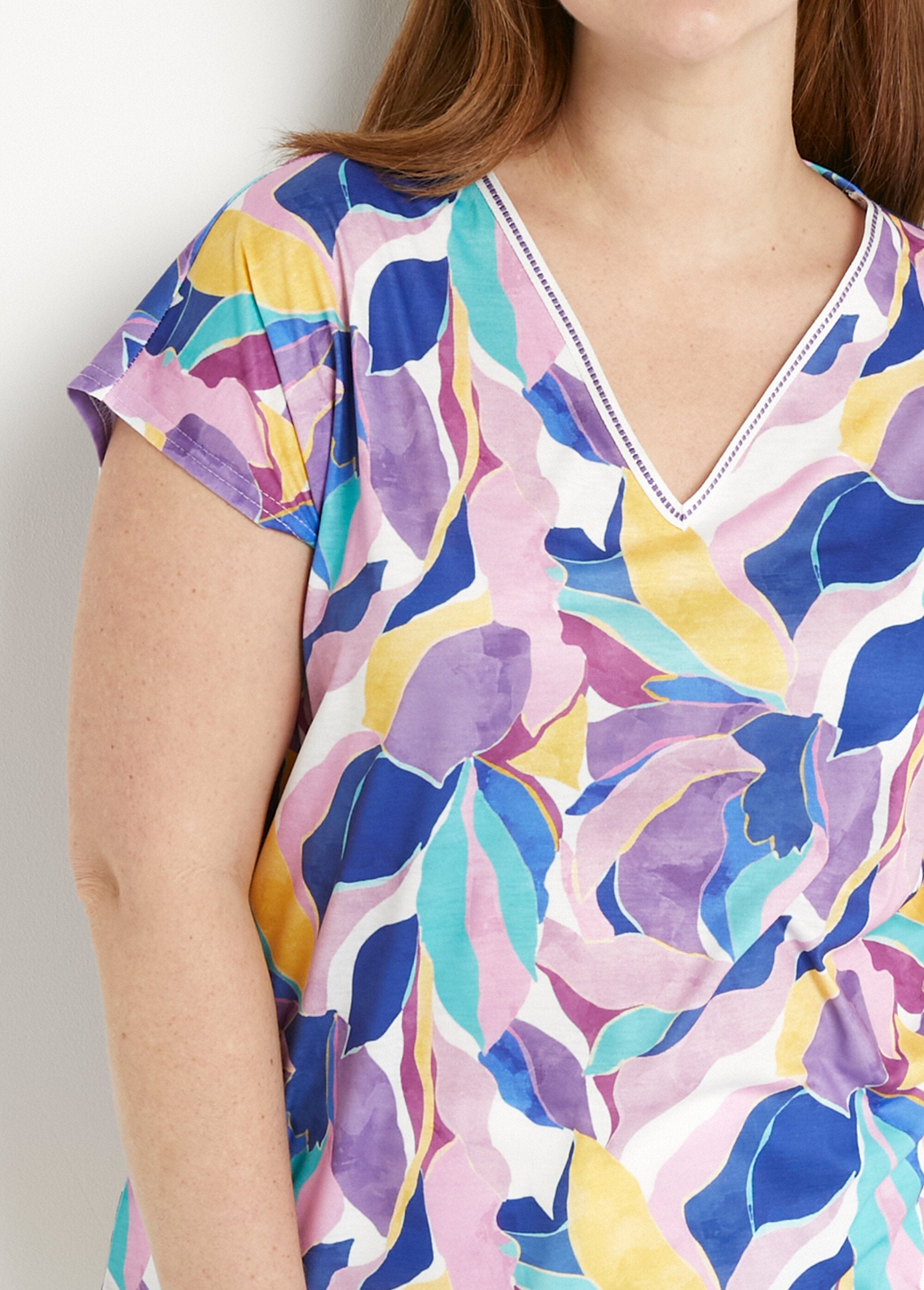 Maglietta_con_scollo_a_V_stampata_lucida_Parme_et_jaune_DE1_curvy