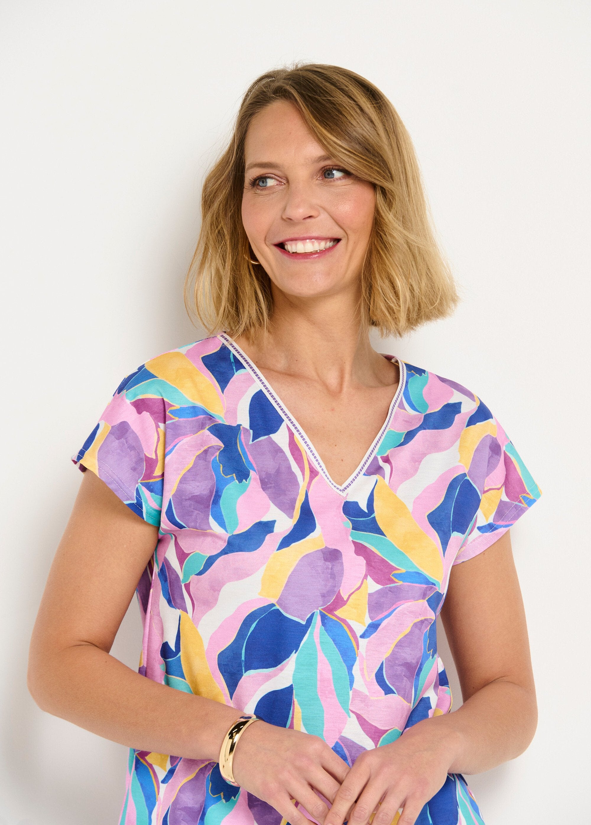 Maglietta_con_scollo_a_V_stampata_lucida_Parme_et_jaune_DE1_slim