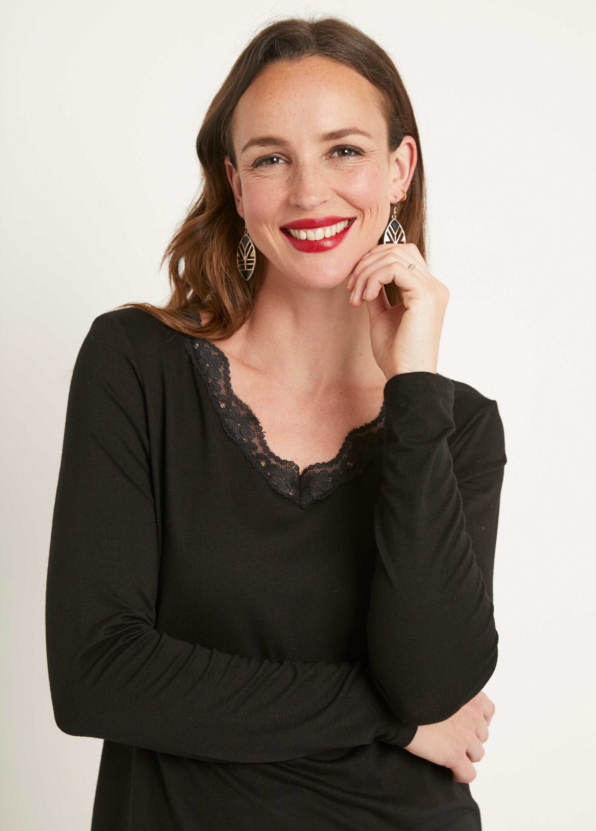 T-shirt_corta_con_scollo_a_V_in_pizzo,_maniche_lunghe_Nero_DE1_slim