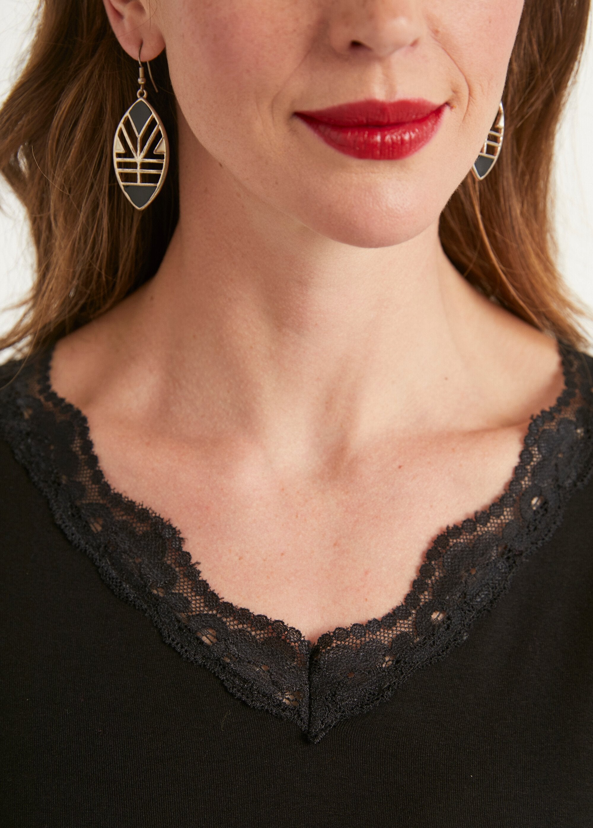 T-shirt_corta_con_scollo_a_V_in_pizzo,_maniche_lunghe_Nero_DE3_slim