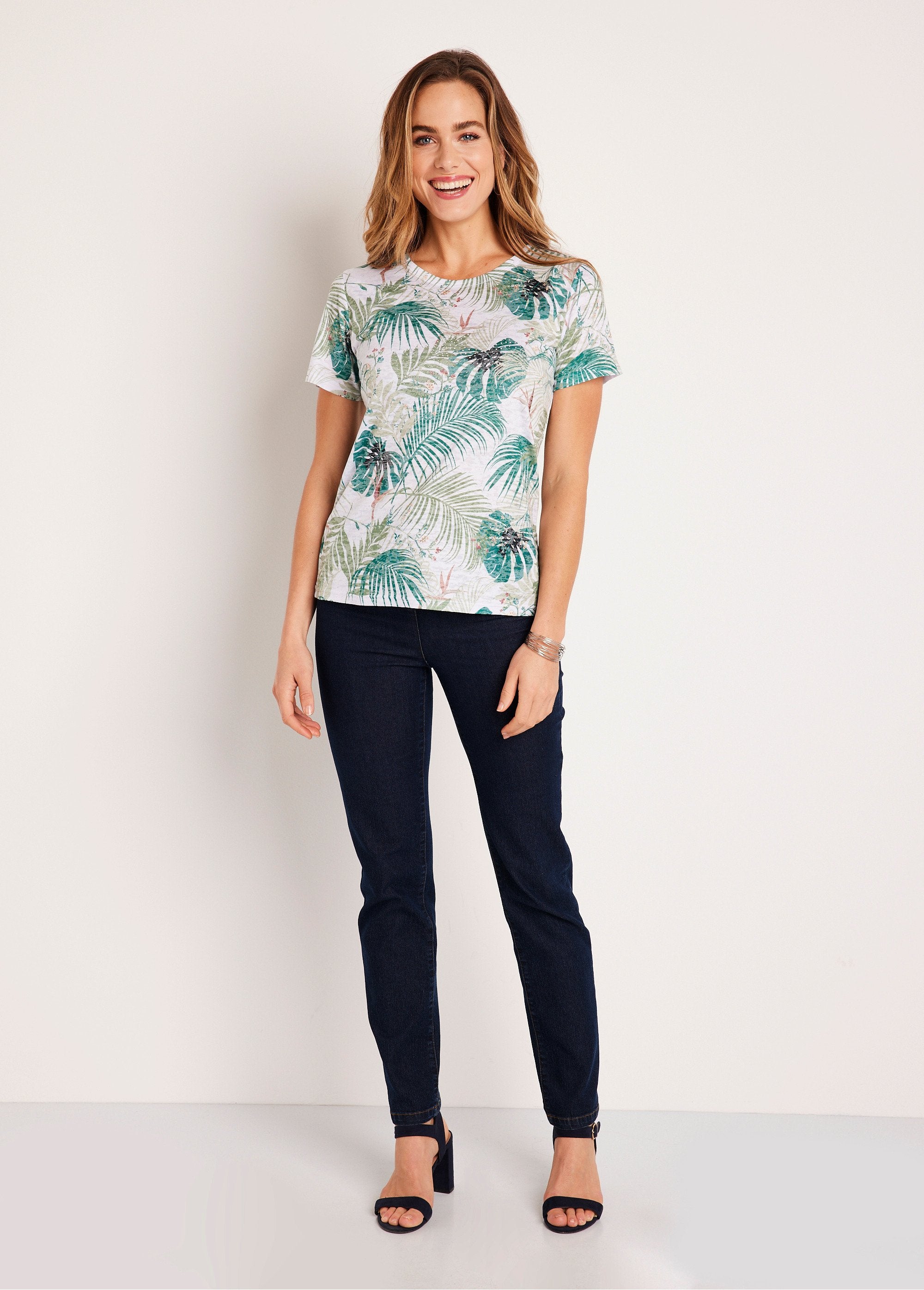 T-shirt_cropped_con_stampa_a_foglia_dritta_Ecru_e_verde_SF1_slim