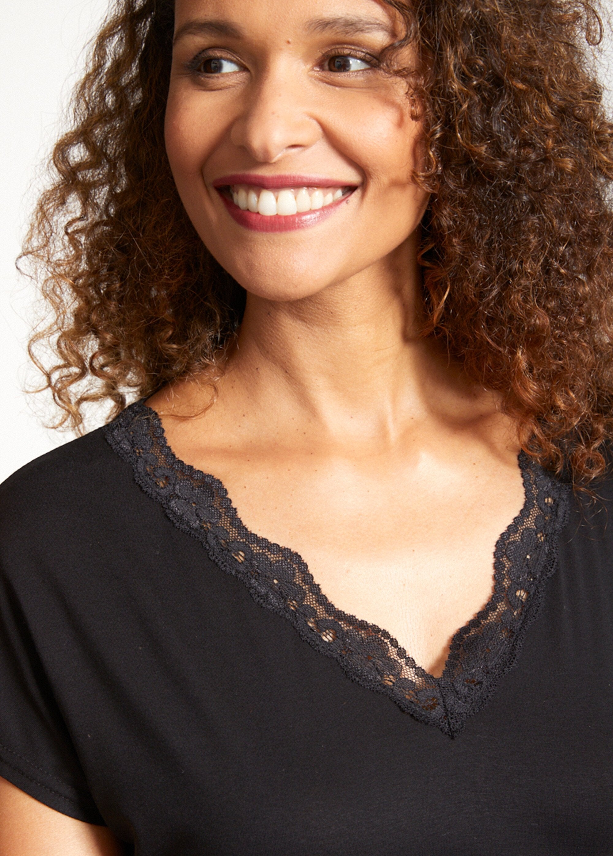 T-shirt_corta_in_pizzo_elasticizzato_NERO_DE1_slim