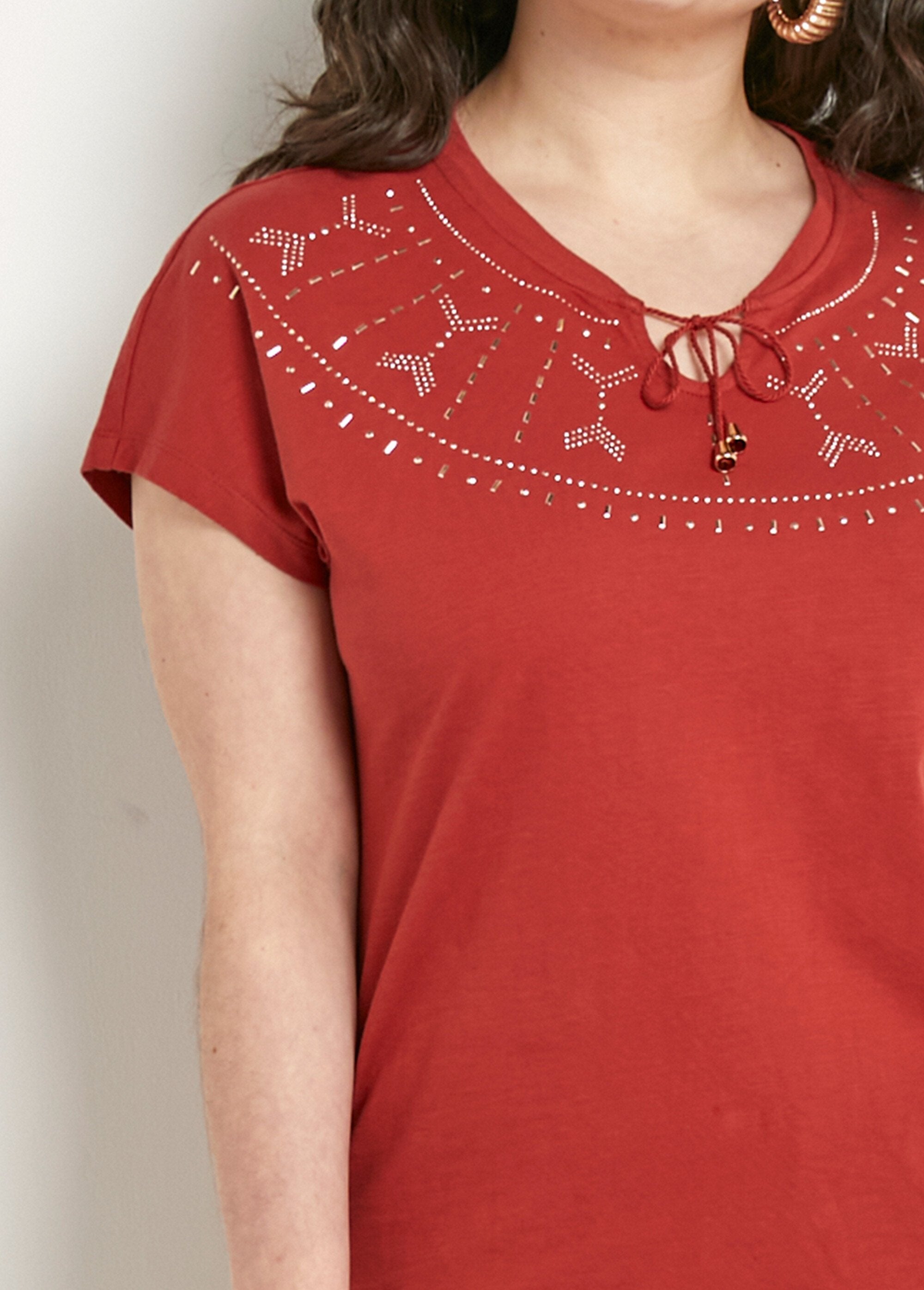 T-shirt_corta_tinta_unita_con_borchie_e_punto_fiamma_Paprika_DE1_curvy