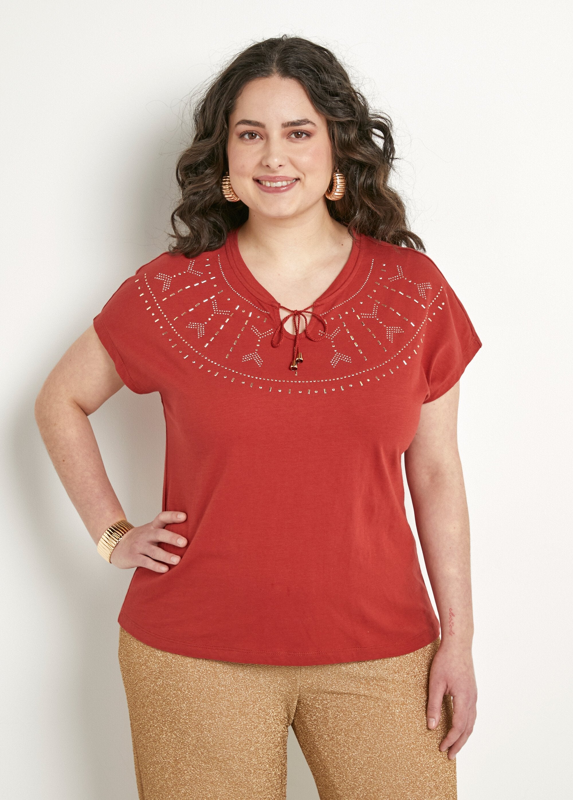 T-shirt_corta_tinta_unita_con_borchie_e_punto_fiamma_Paprika_FA1_curvy