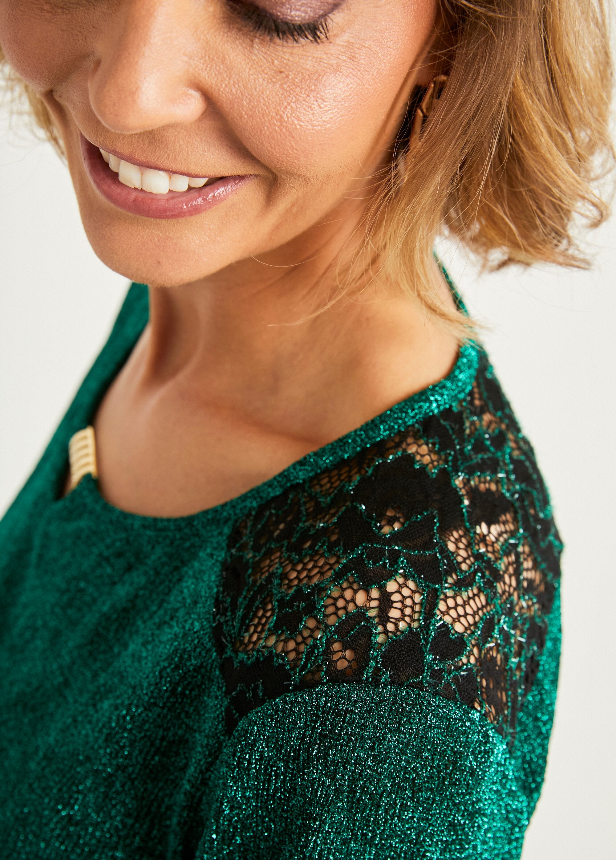 T-shirt_gioiello_in_pizzo_tinta_unita_con_scollo_rotondo_Vert_DE2_slim