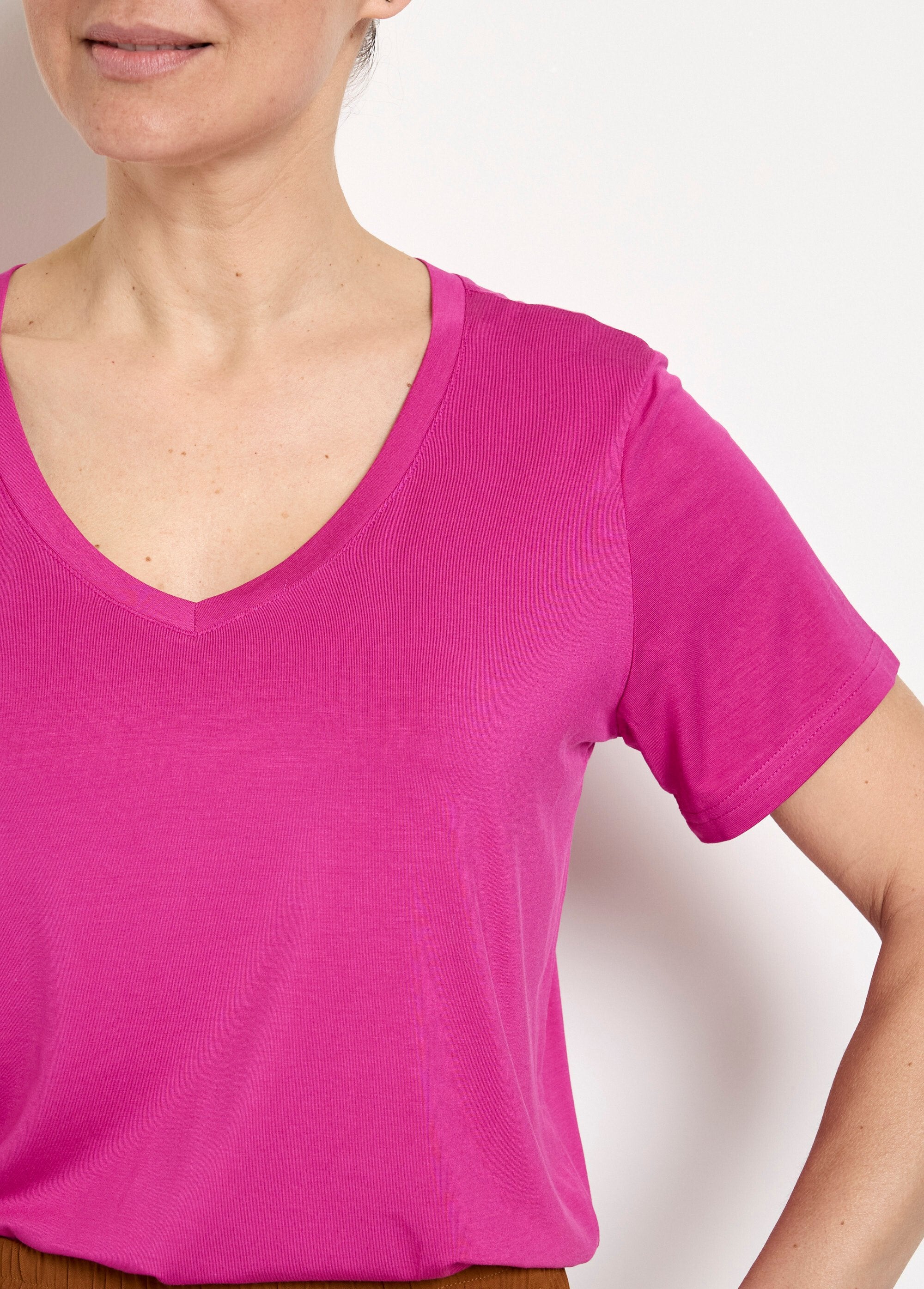 T-shirt_fluida_con_scollo_a_V_e_maniche_corte_Bougainvilliers_DE1_slim