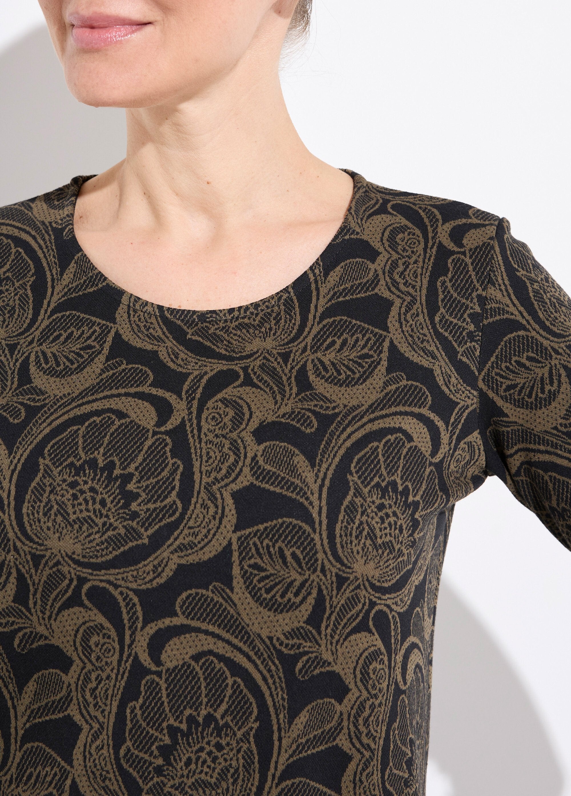 T-shirt_con_scollo_rotondo_in_jacquard_floreale_Noir_et_camel_DE1_slim
