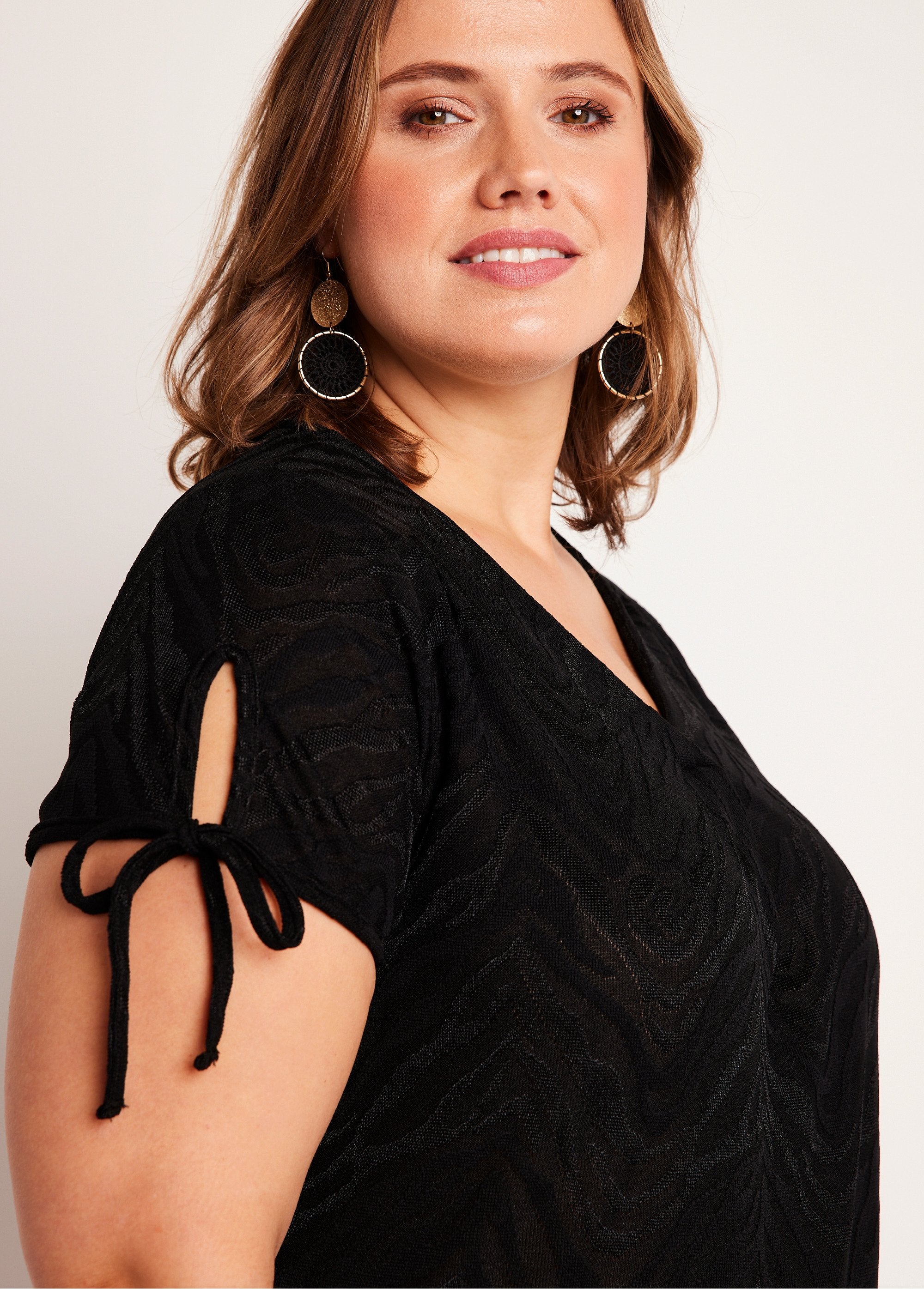 T-shirt_lunga_e_sciolta_con_scollo_a_V_NERO_DE1_curvy