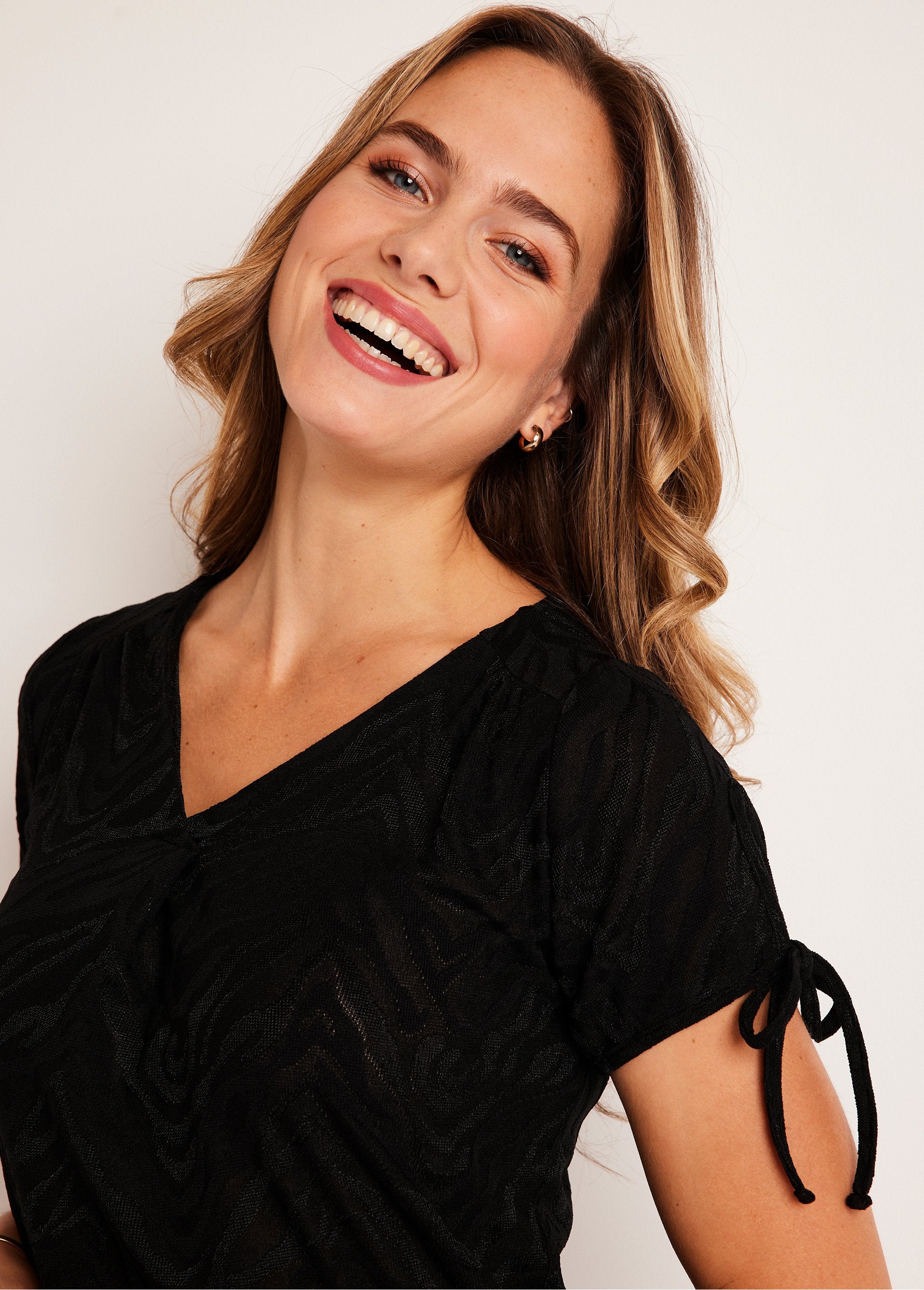 T-shirt_lunga_e_sciolta_con_scollo_a_V_NERO_DE1_slim