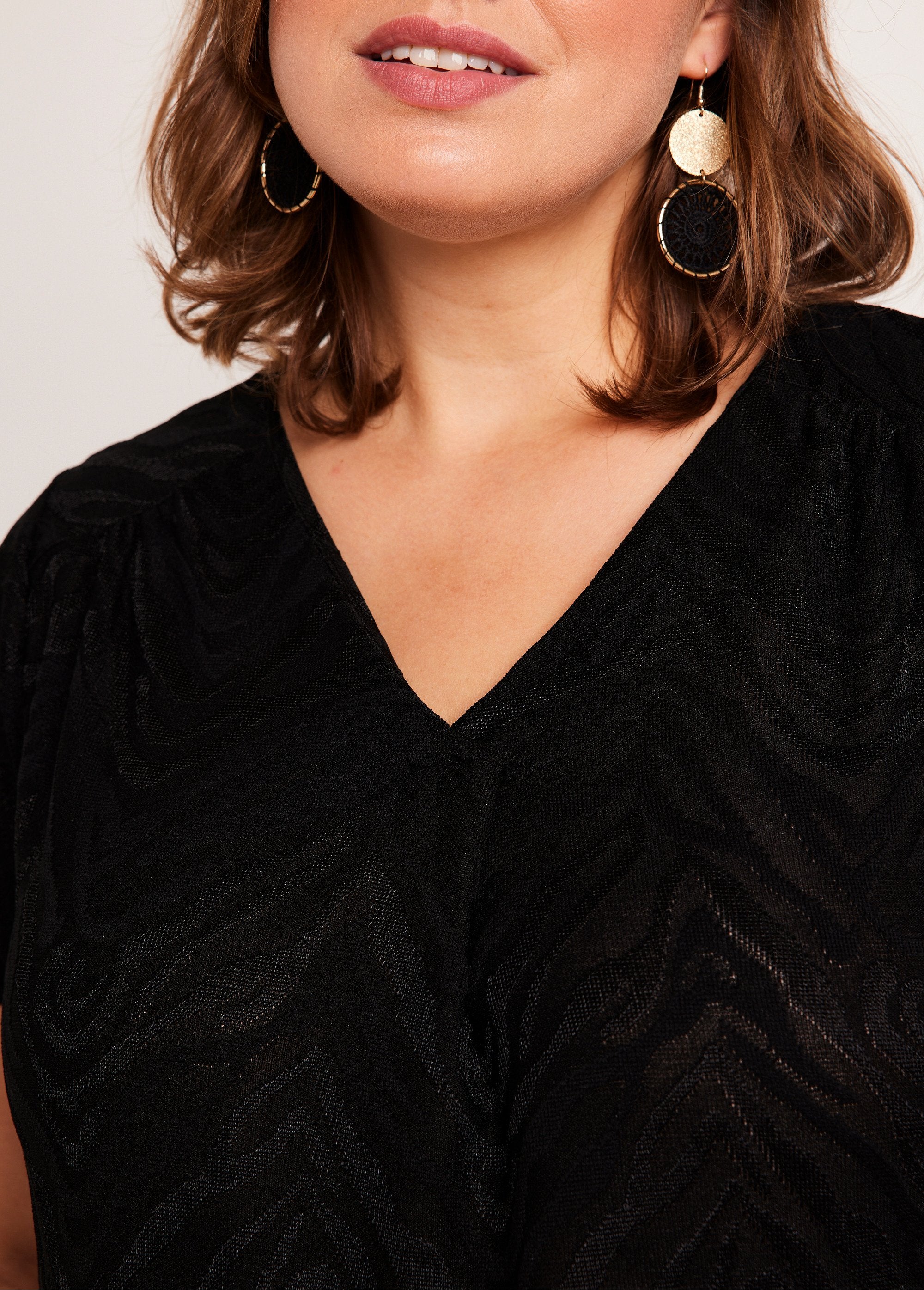 T-shirt_lunga_e_sciolta_con_scollo_a_V_NERO_DE2_curvy