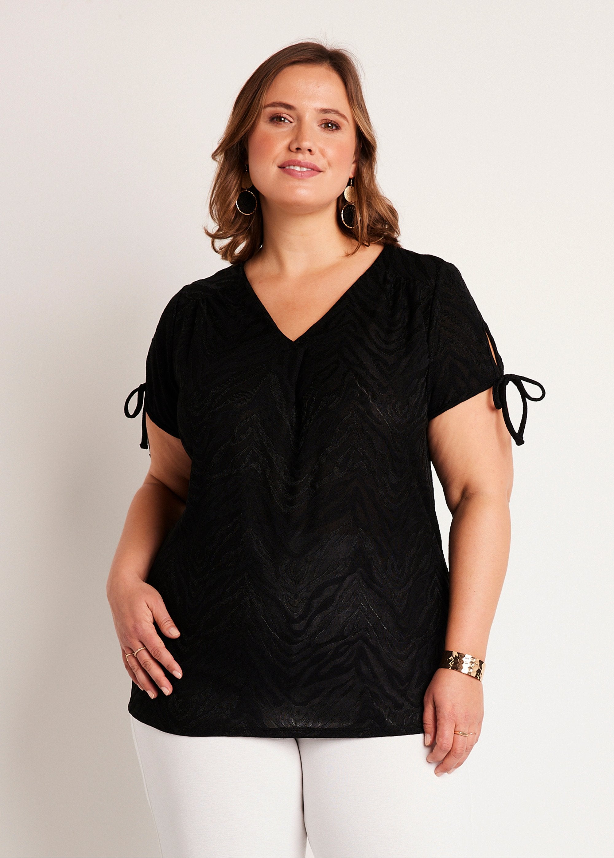 T-shirt_lunga_e_sciolta_con_scollo_a_V_NERO_FA1_curvy